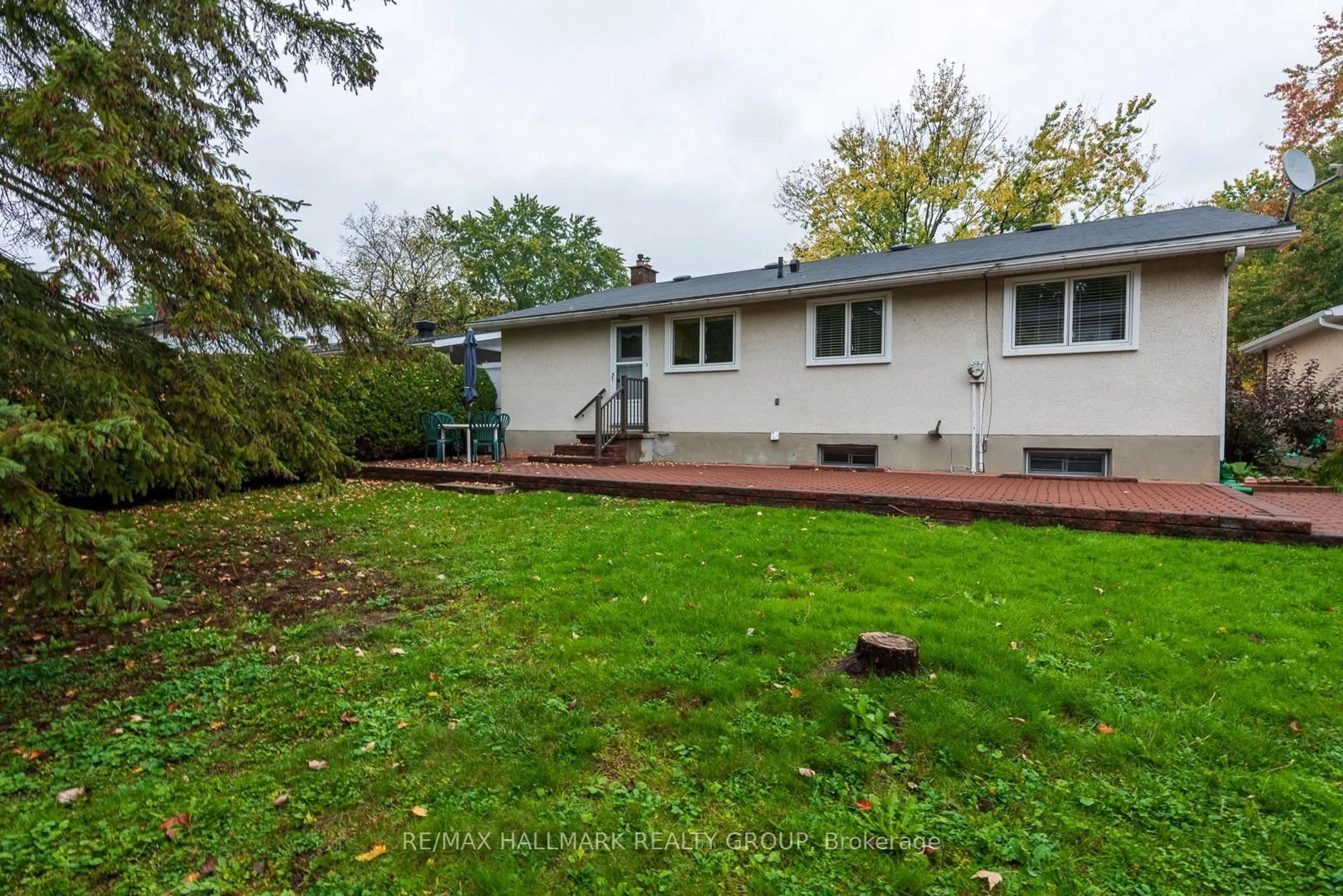 A pic from outside/outdoor area/front of a property/back of a property/a pic from drone, unknown for 2429 Ogilvie Rd, Ottawa Ontario K1J 7N3