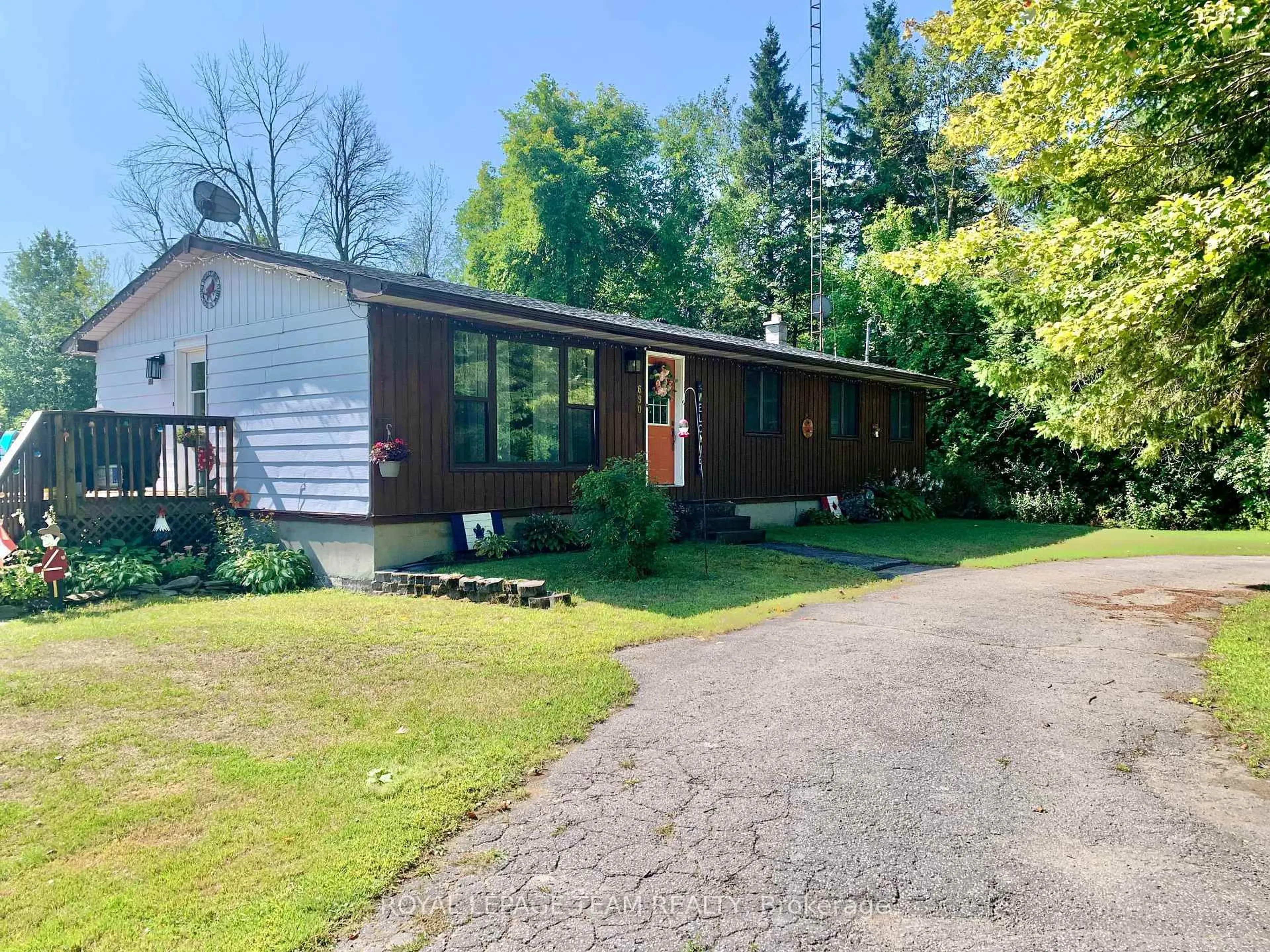A pic from outside/outdoor area/front of a property/back of a property/a pic from drone, unknown for 690 Limerick Rd, North Grenville Ontario K0G 1T0