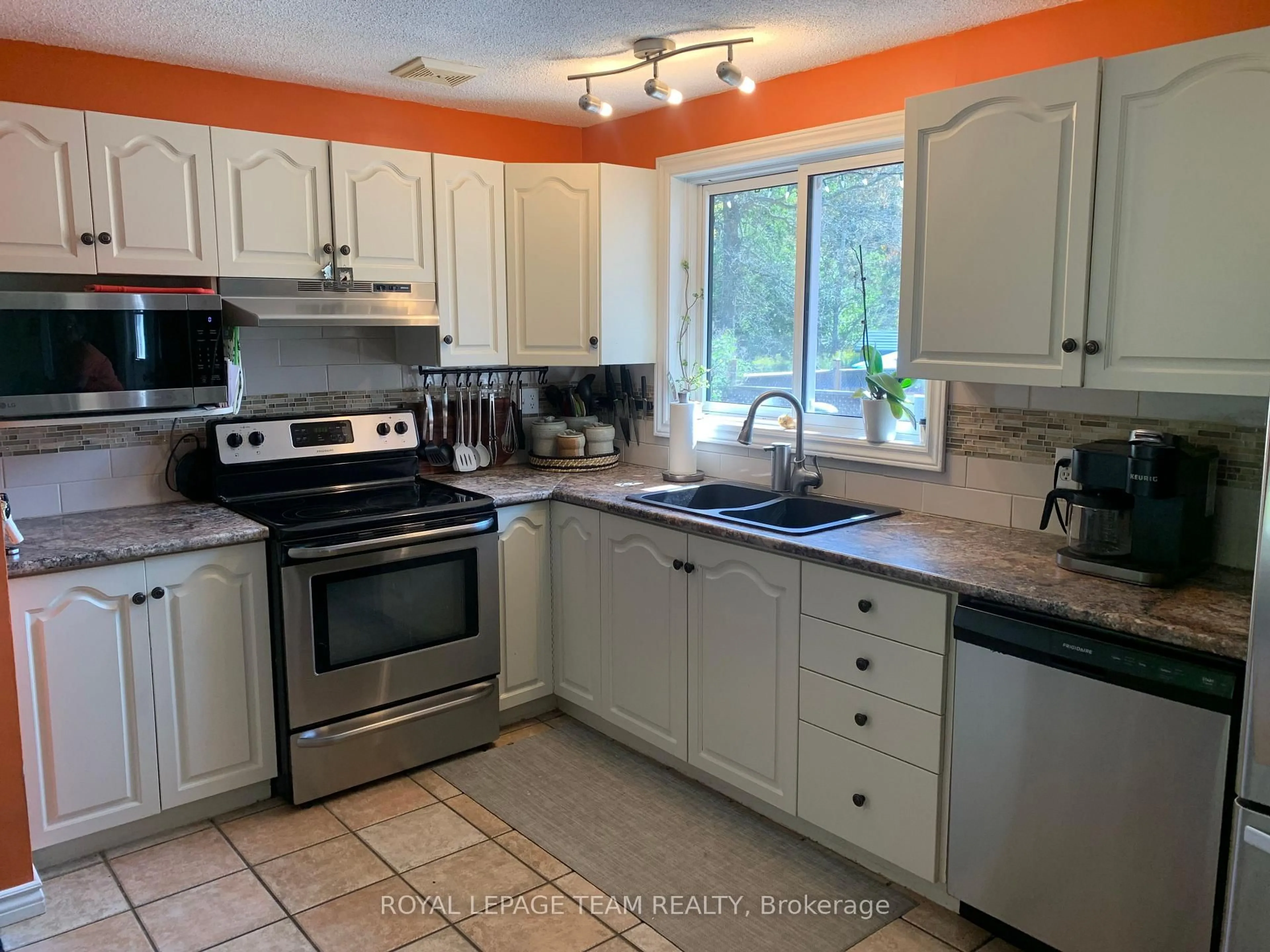 Standard kitchen, ceramic/tile floor for 690 Limerick Rd, North Grenville Ontario K0G 1T0