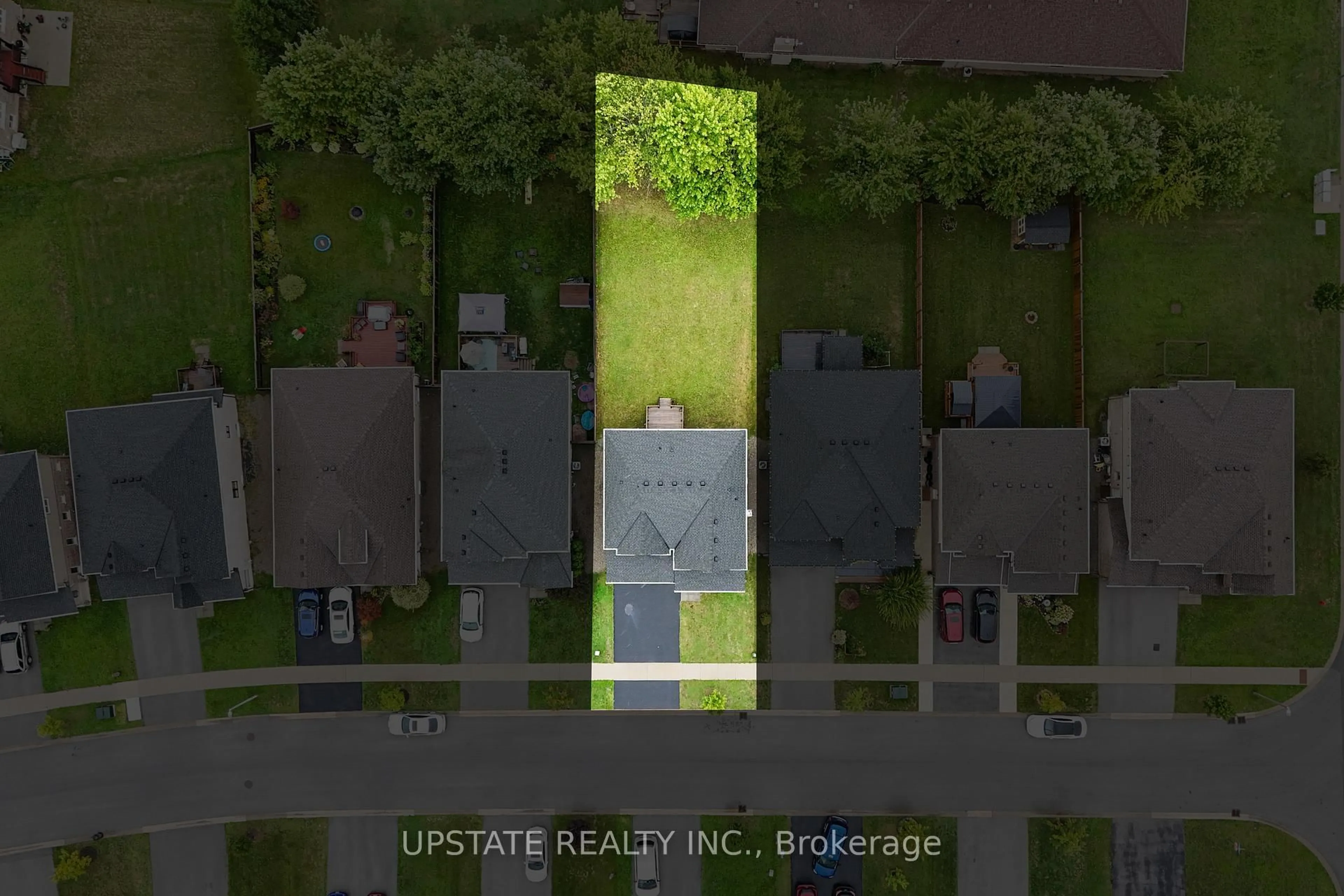 A pic from outside/outdoor area/front of a property/back of a property/a pic from drone, city buildings view from balcony for 34 Crow St, Welland Ontario L3C 0E4