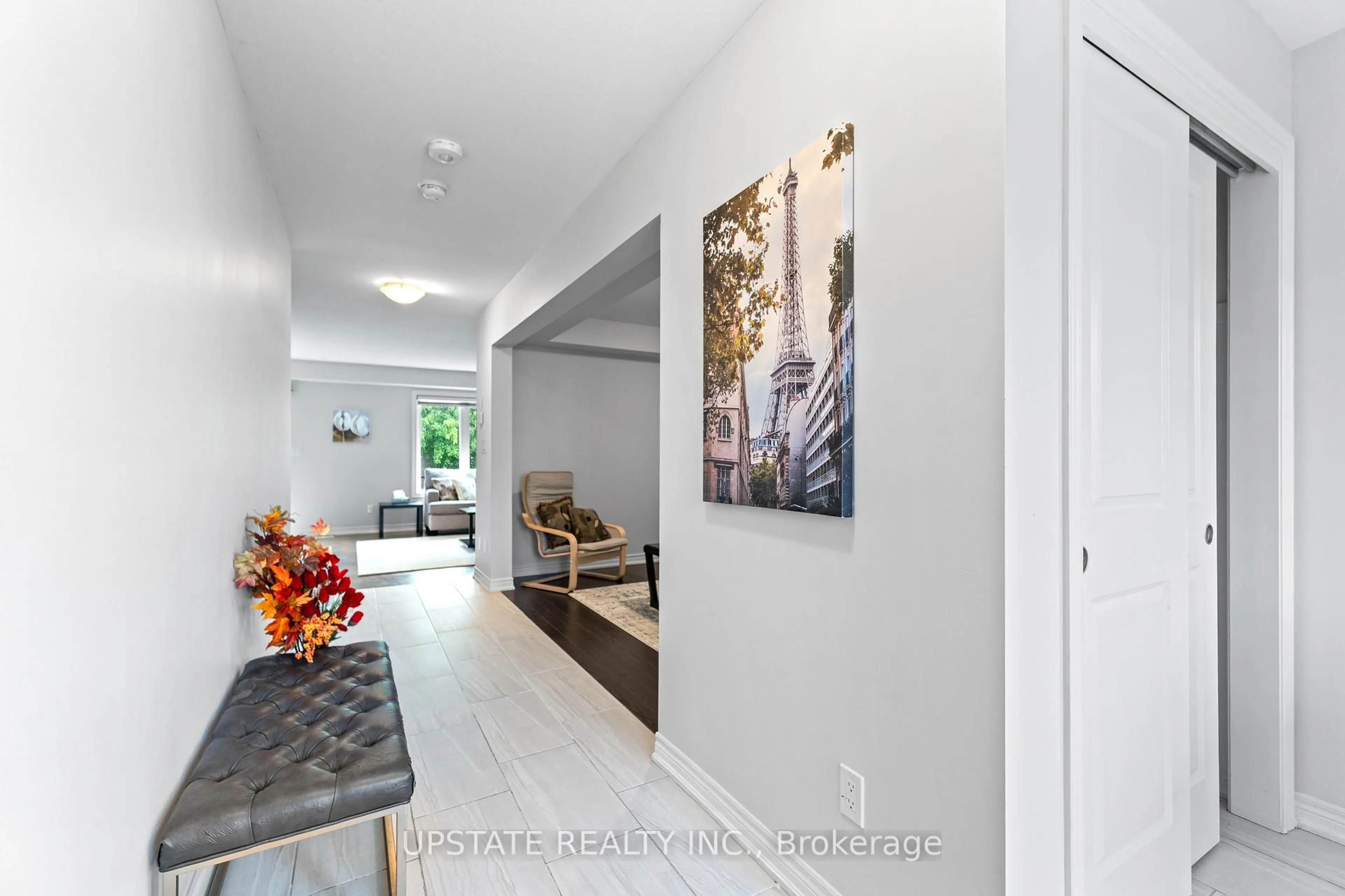 Indoor entryway for 34 Crow St, Welland Ontario L3C 0E4