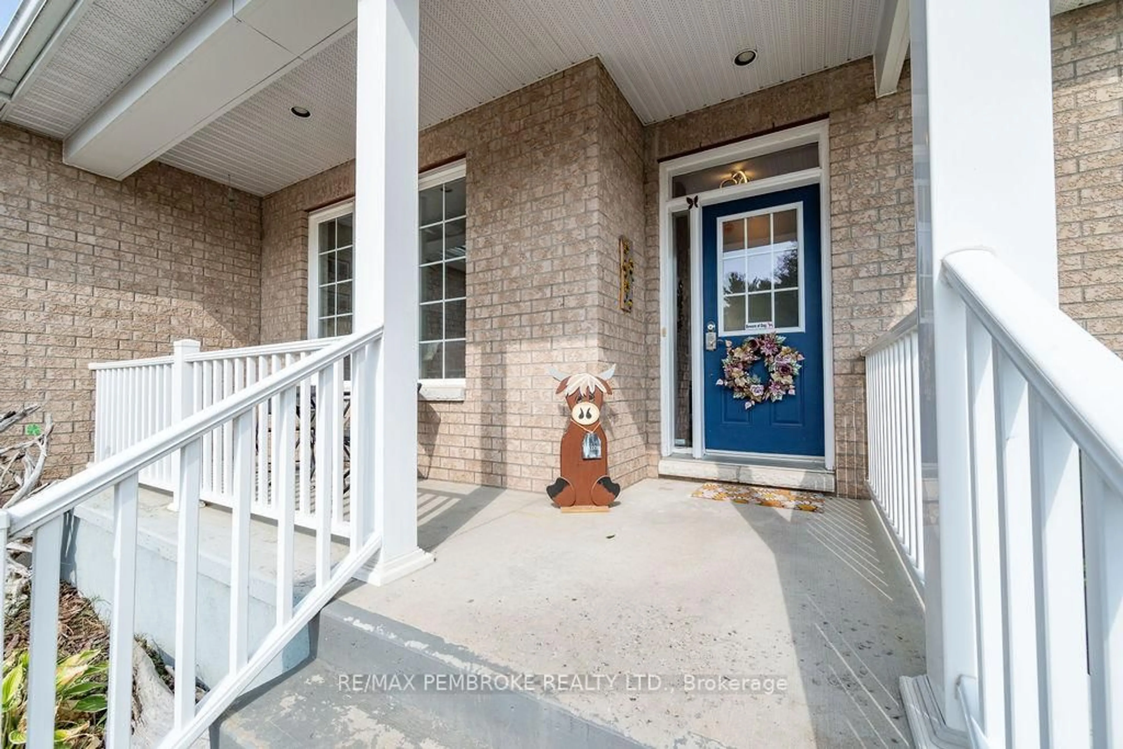 Indoor entryway for 1005 Butler Blvd, Petawawa Ontario K8H 1W8