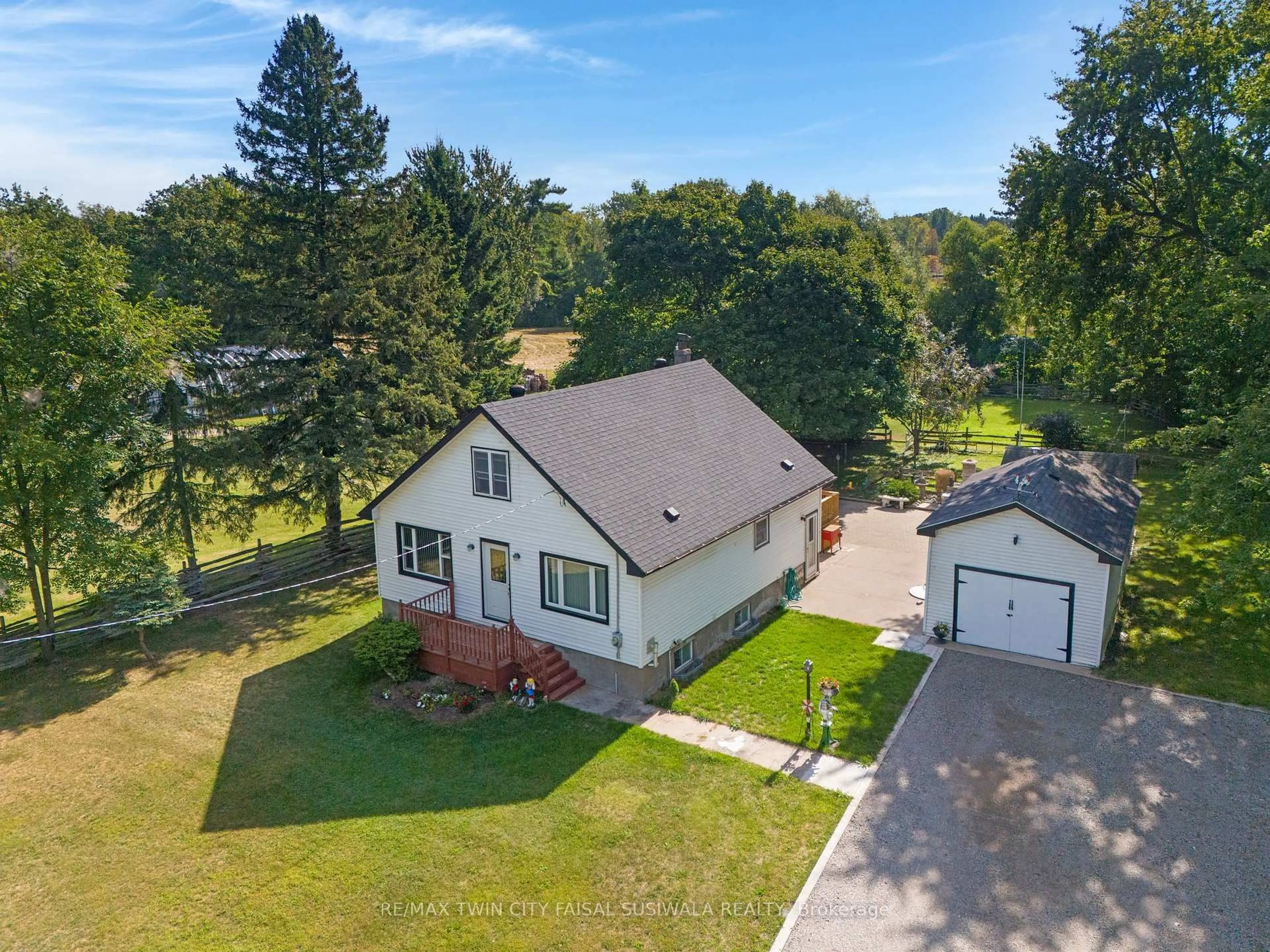 A pic from outside/outdoor area/front of a property/back of a property/a pic from drone, unknown for 2165 Spragues Rd, North Dumfries Ontario N1R 5S5