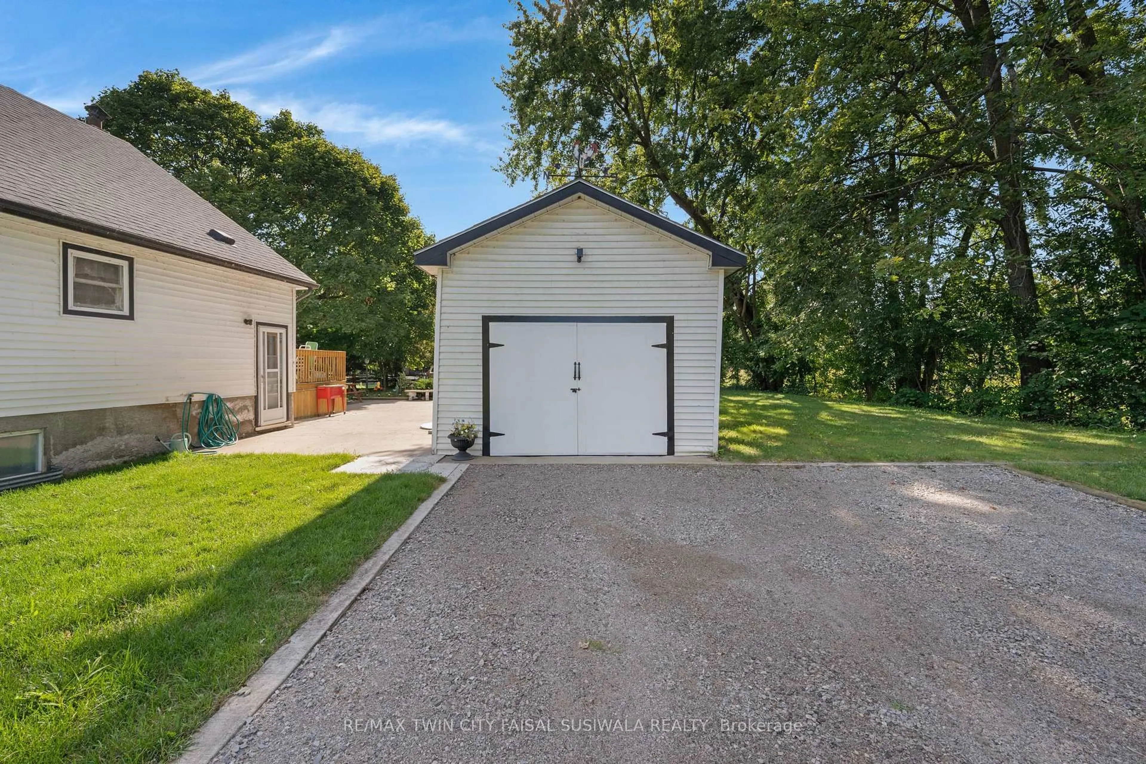 Indoor garage for 2165 Spragues Rd, North Dumfries Ontario N1R 5S5