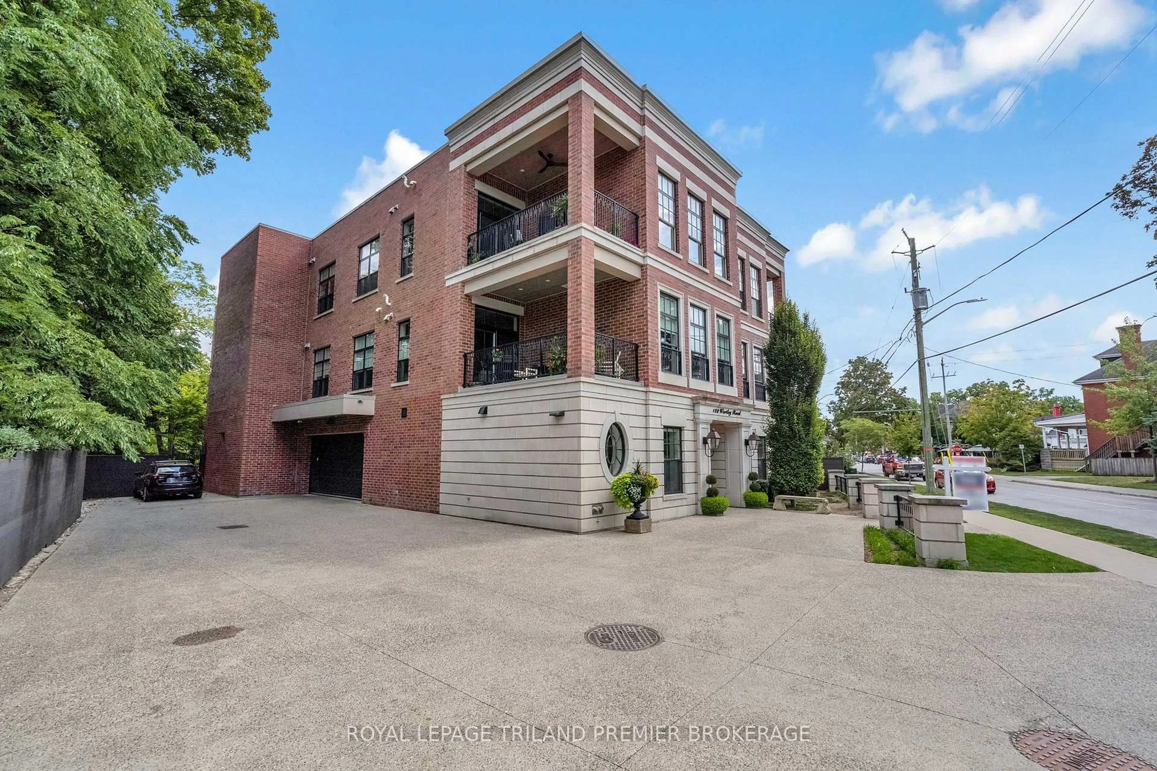 Unknown for 122 Wortley Rd #202, London South Ontario N6C 3N8