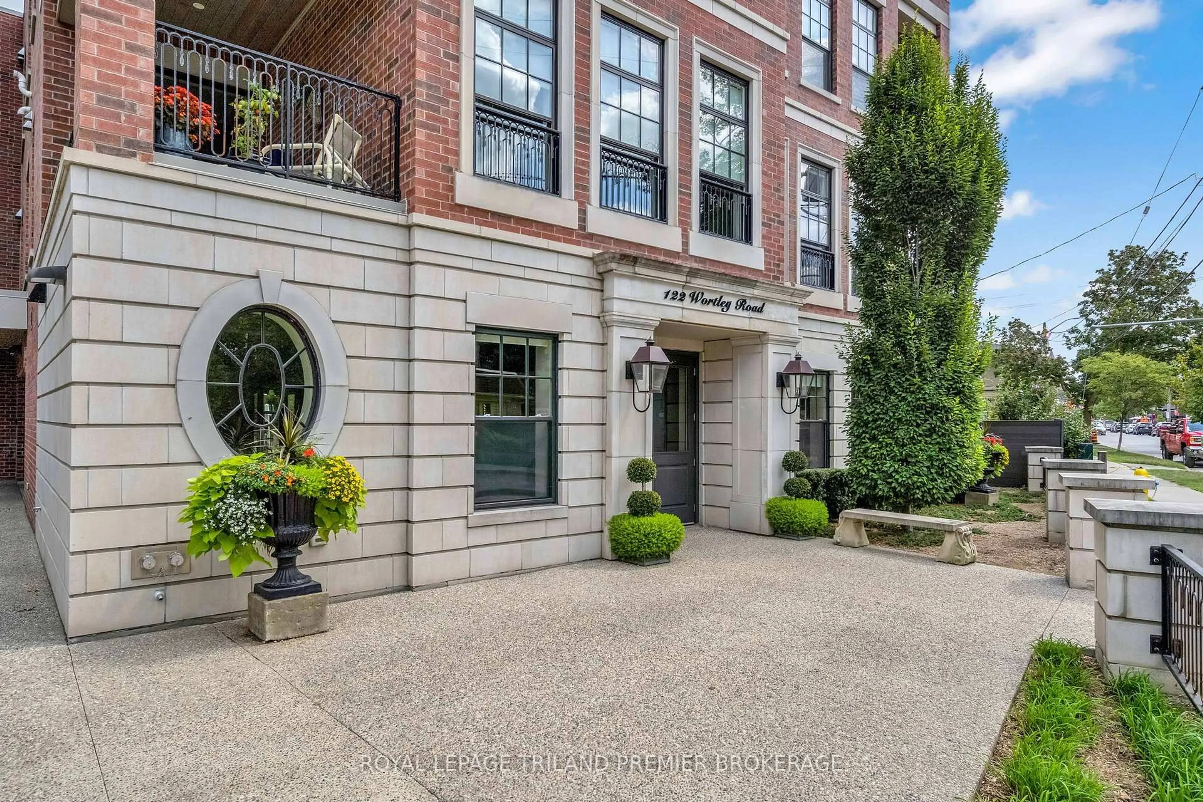 Indoor foyer for 122 Wortley Rd #202, London South Ontario N6C 3N8