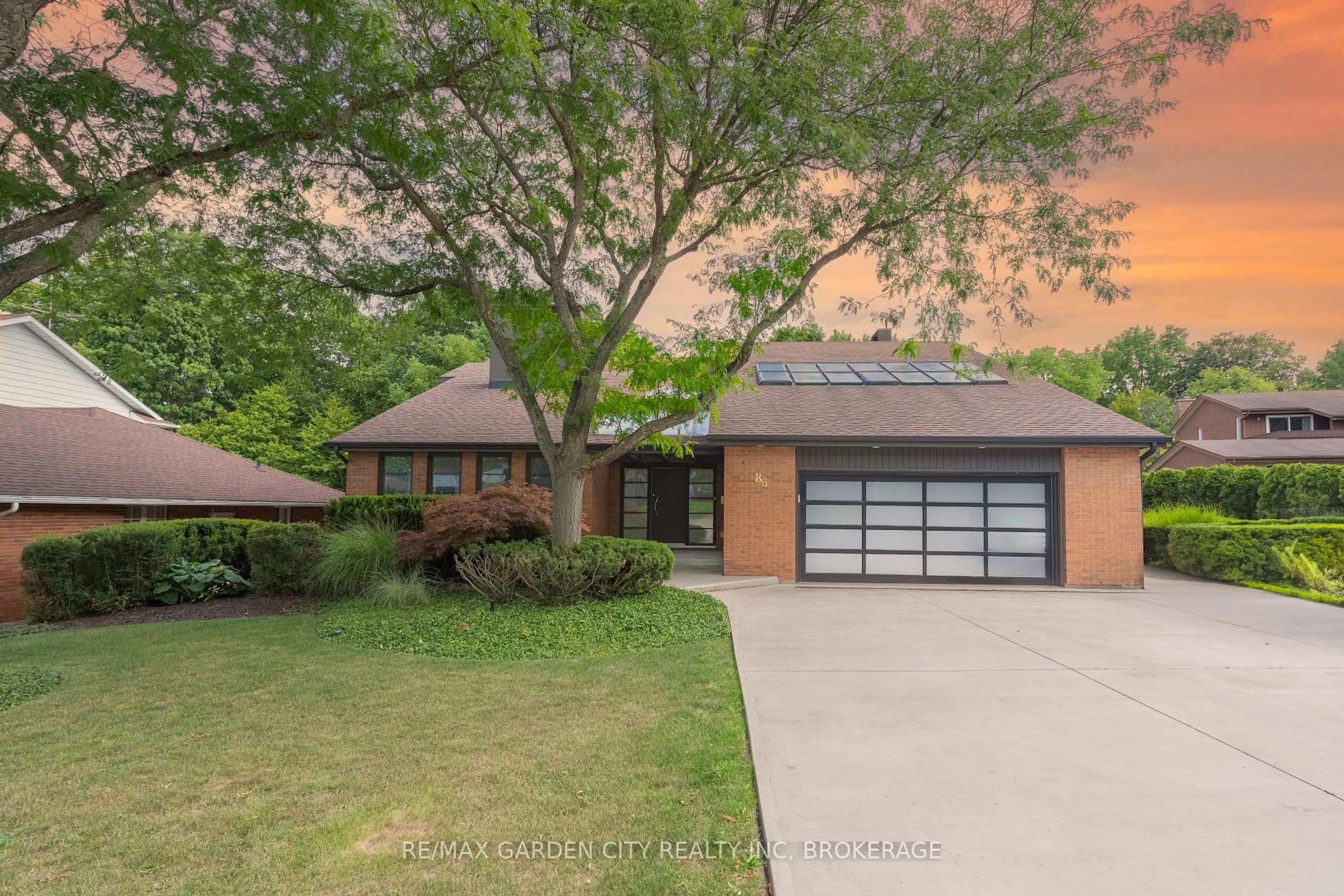 Home with brick exterior material, street for 86 Tremont Dr, St. Catharines Ontario L2R 3B2