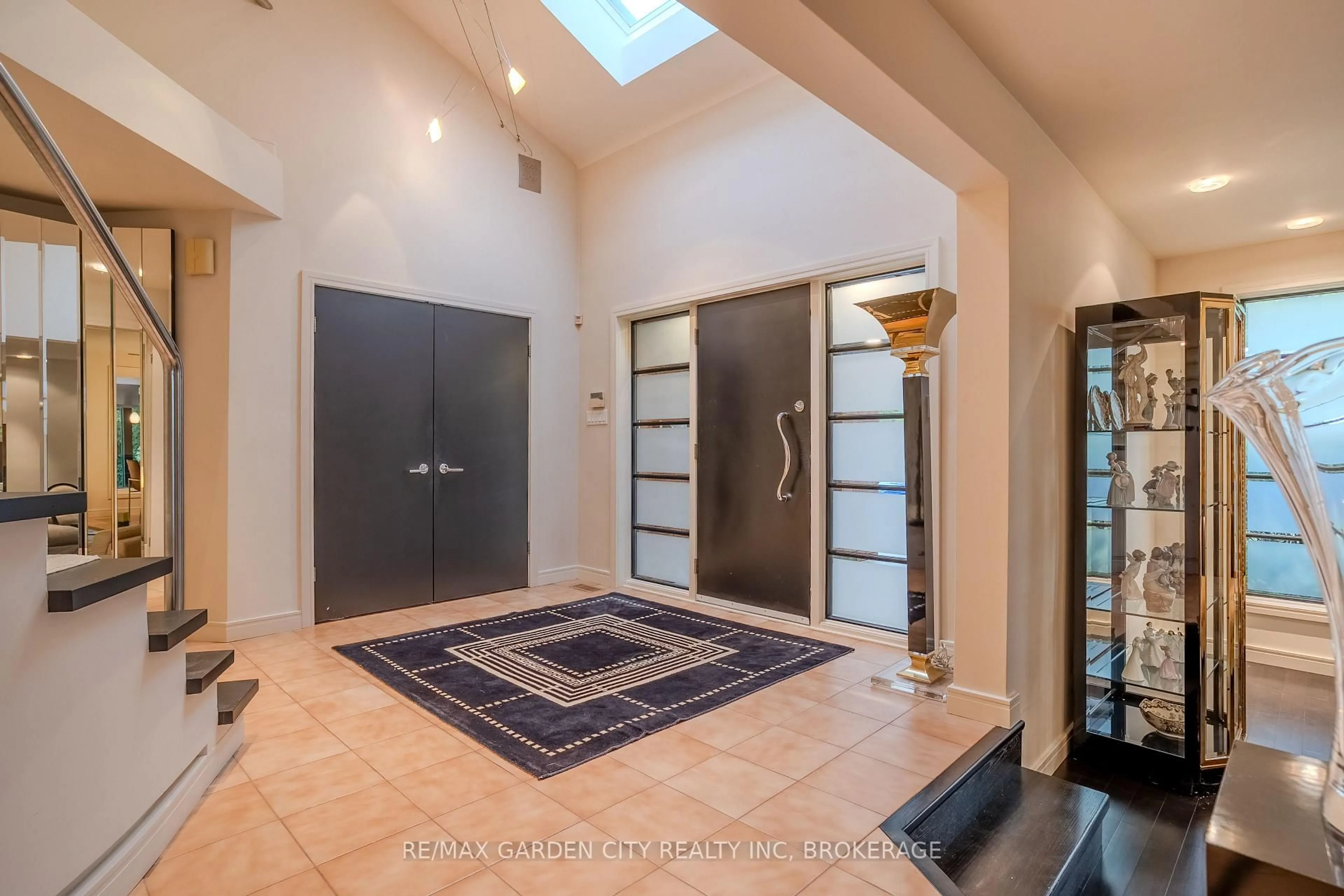 Indoor foyer for 86 Tremont Dr, St. Catharines Ontario L2R 3B2