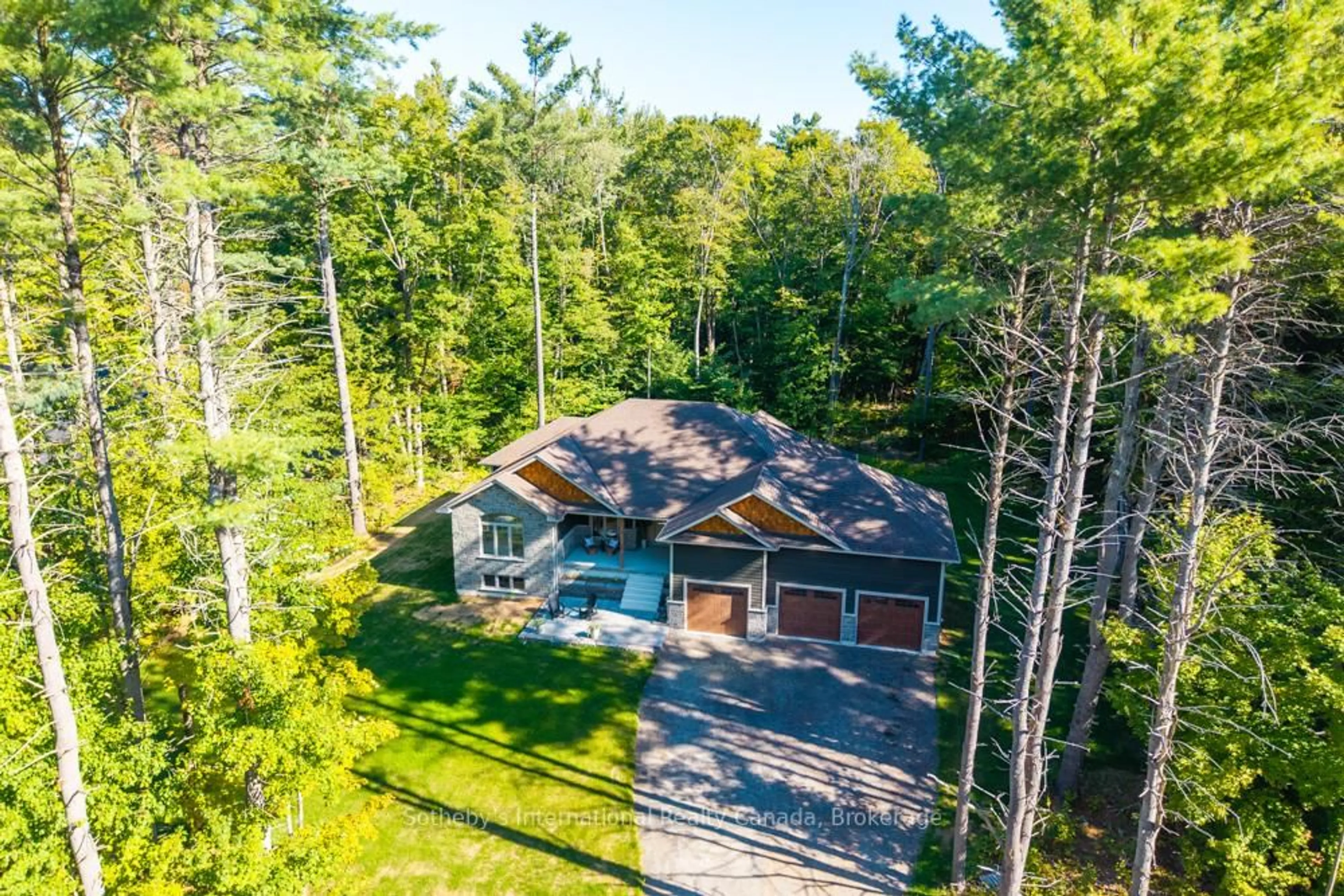 A pic from outside/outdoor area/front of a property/back of a property/a pic from drone, forest/trees view for 1030 Xavier St, Gravenhurst Ontario P0E 1G0
