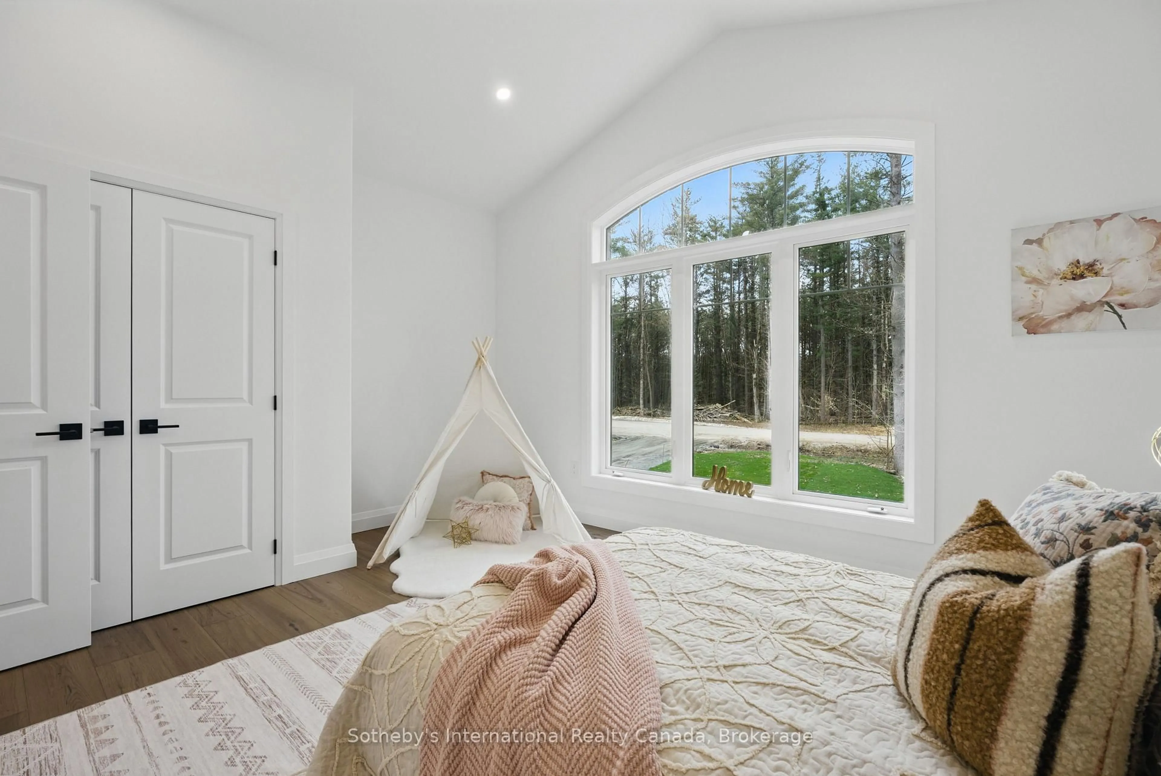 Indoor entryway for 1030 Xavier St, Gravenhurst Ontario P0E 1G0