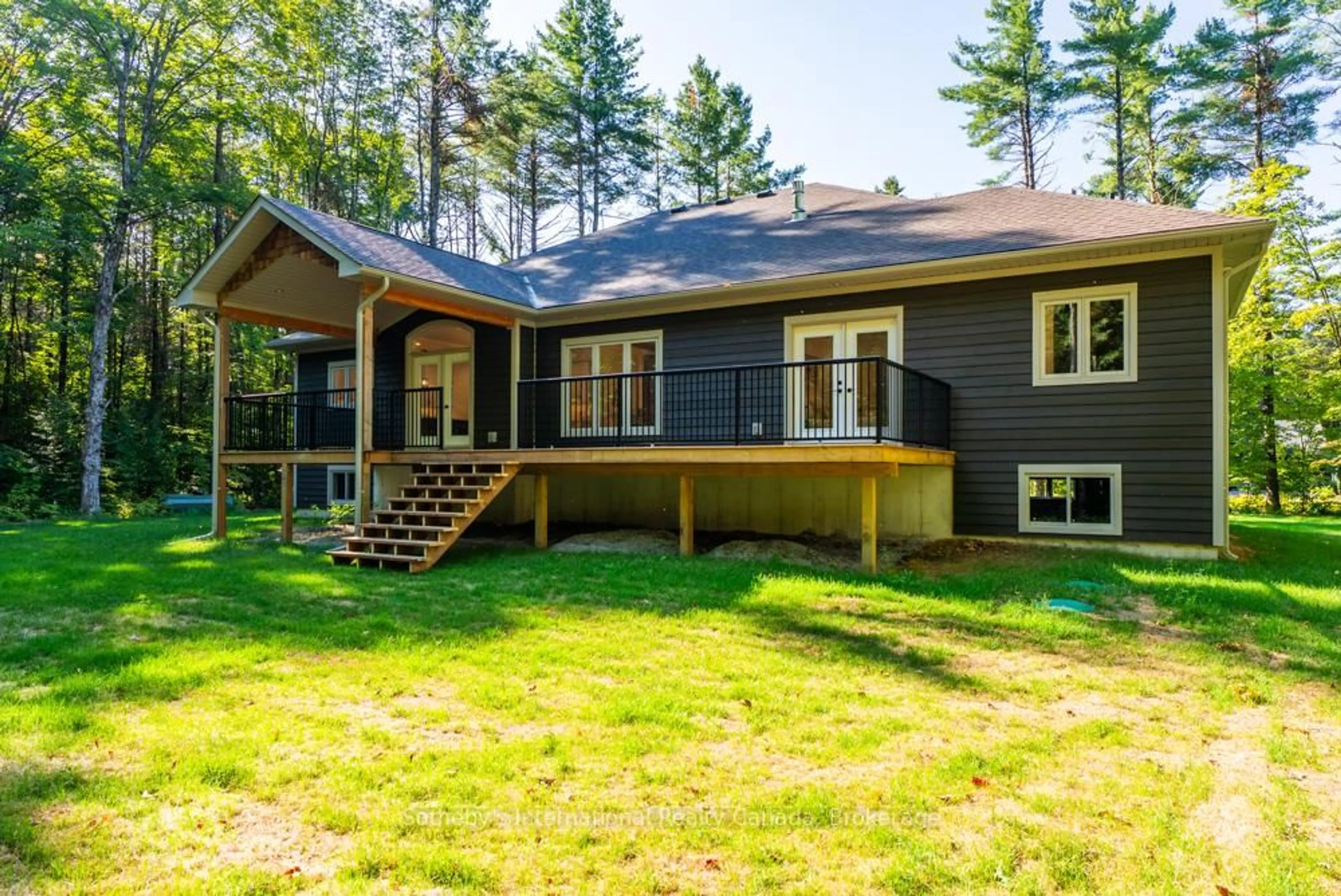 Home with vinyl exterior material, unknown for 1030 Xavier St, Gravenhurst Ontario P0E 1G0