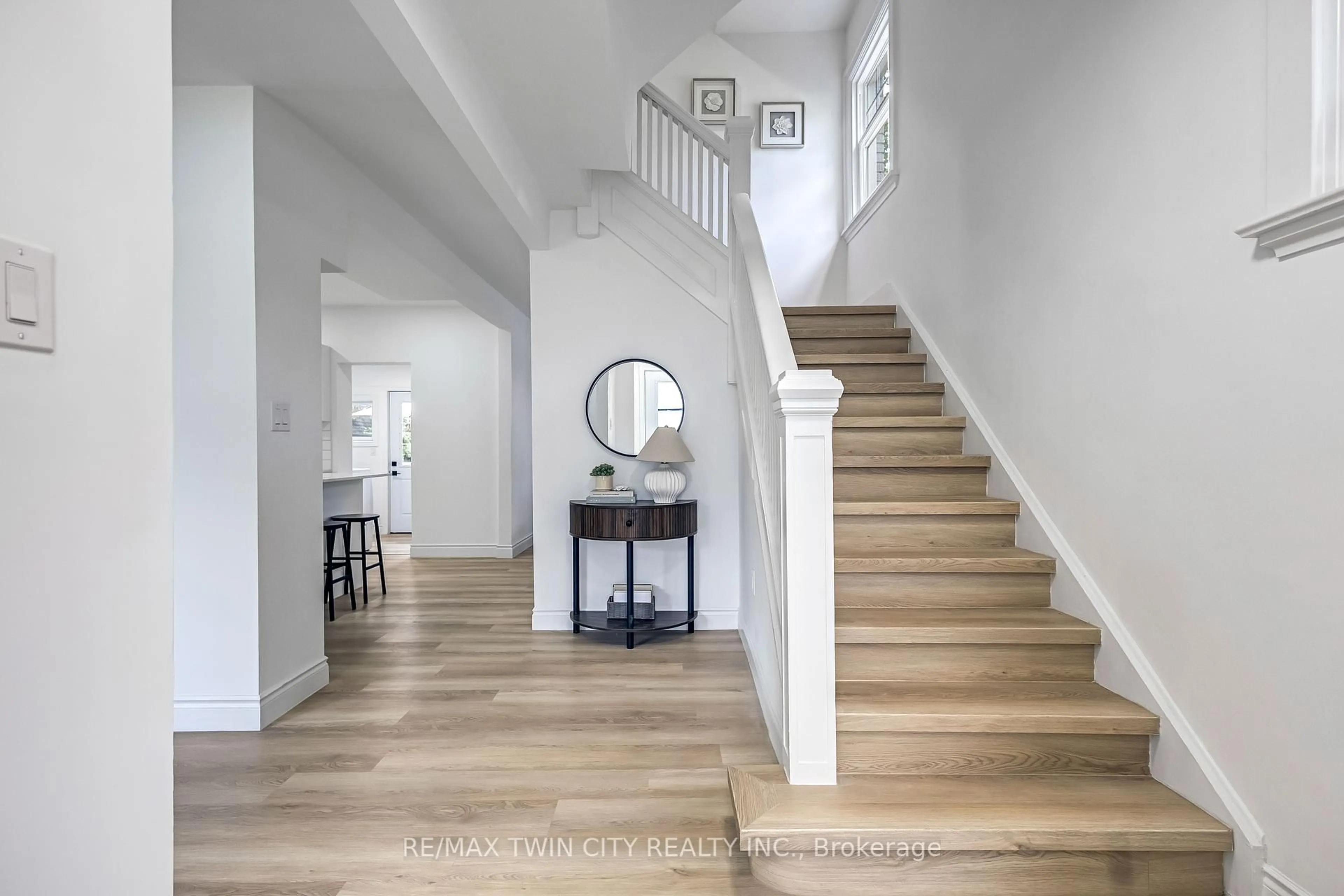 Indoor entryway for 15 Hawarden Ave, Brantford Ontario N3T 4H2
