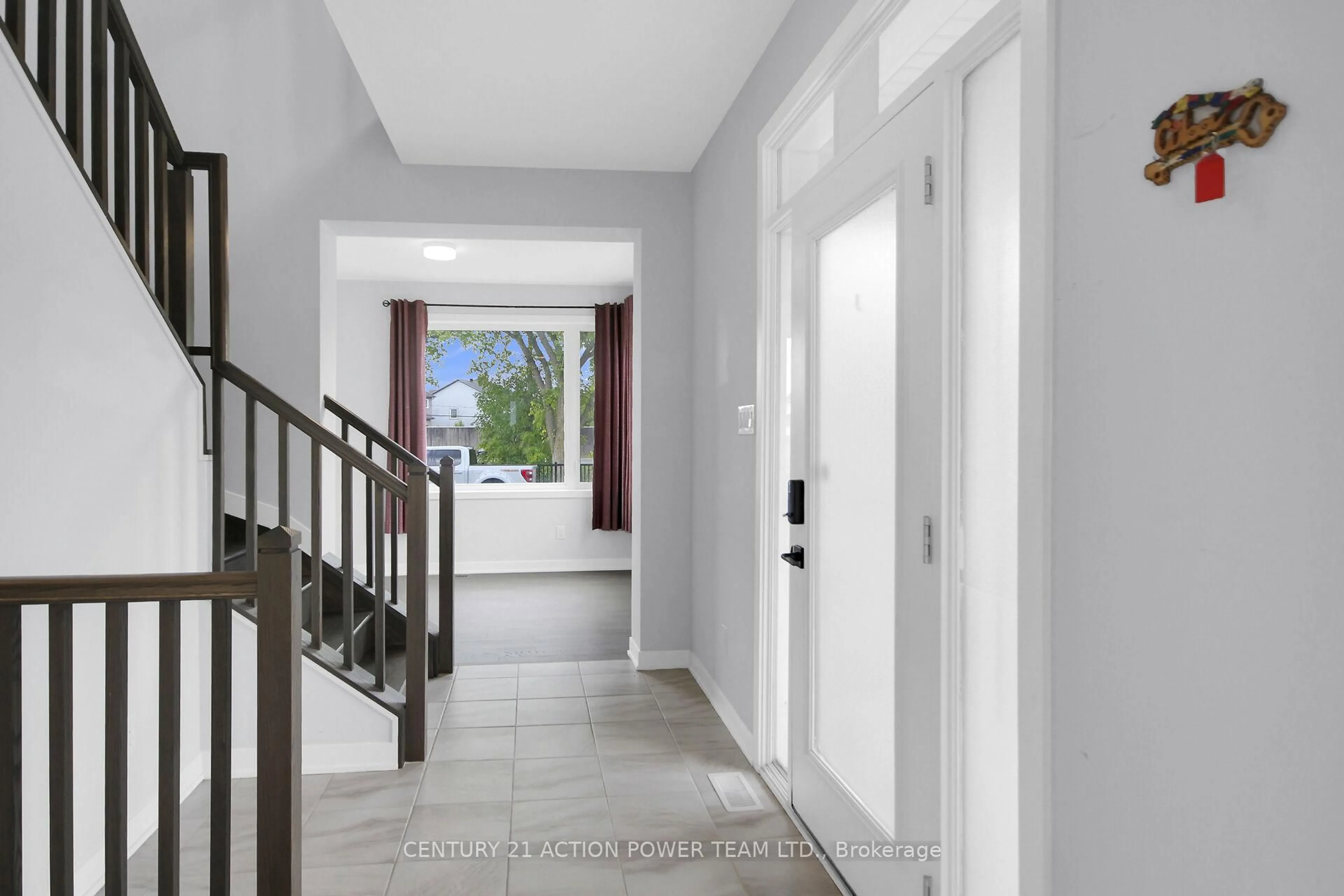 Indoor entryway for 254 ORMISTON Cres, Ottawa Ontario K2J 7E4