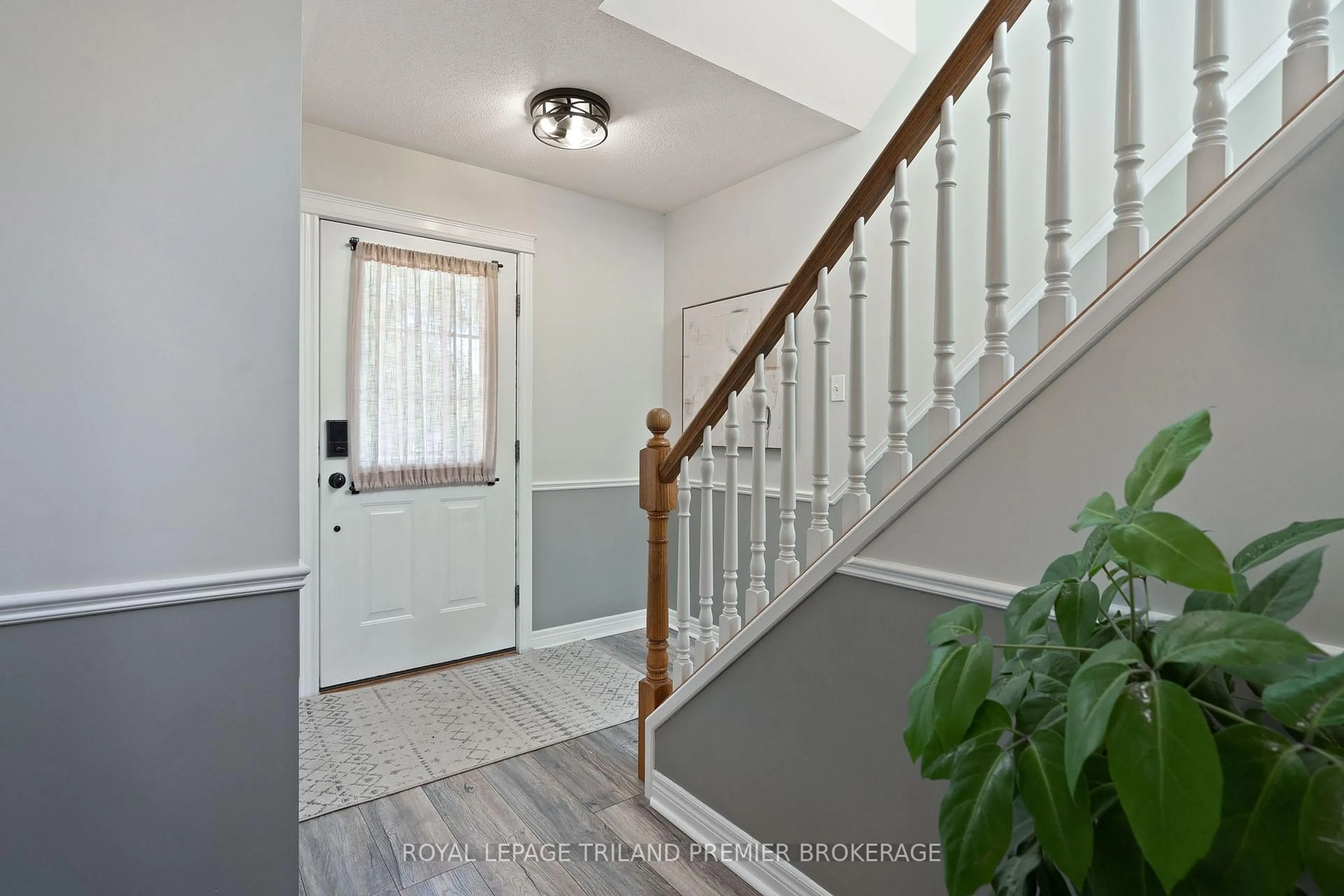 Indoor entryway for 852 Crestview Cres, London South Ontario N6K 4W9