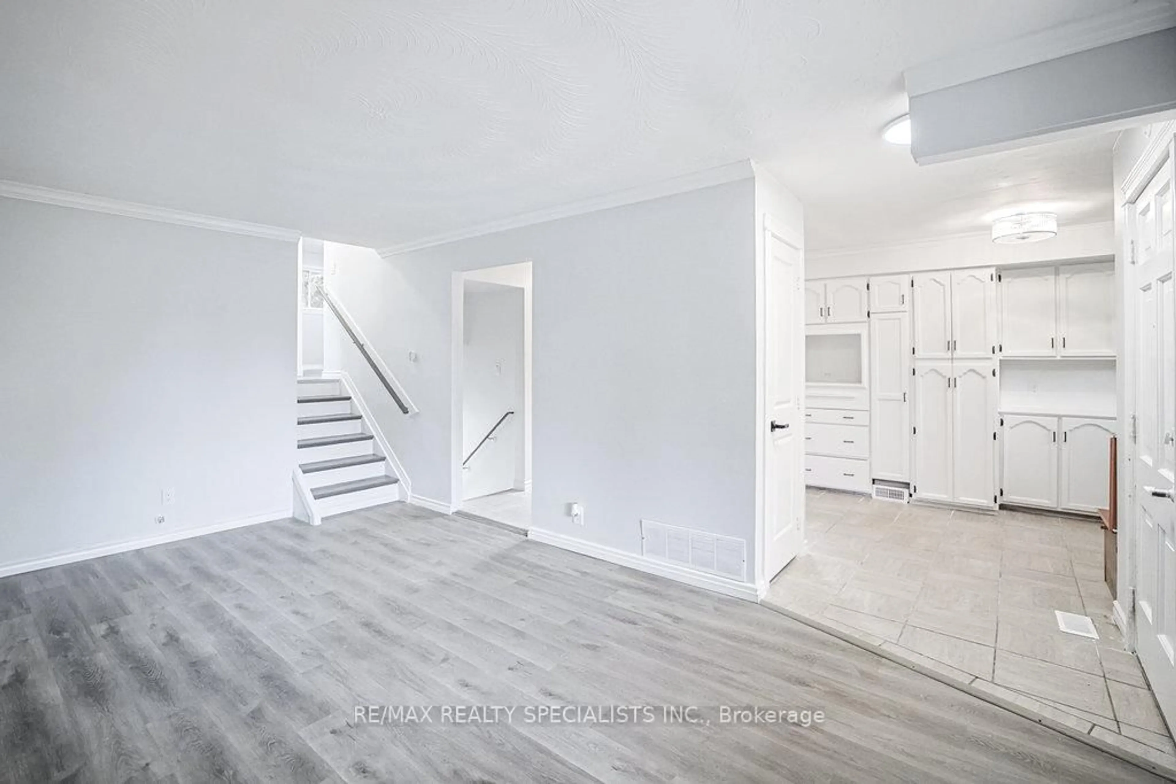 A pic of a room for 215A Paris Rd, Brantford Ontario N3R 1J2