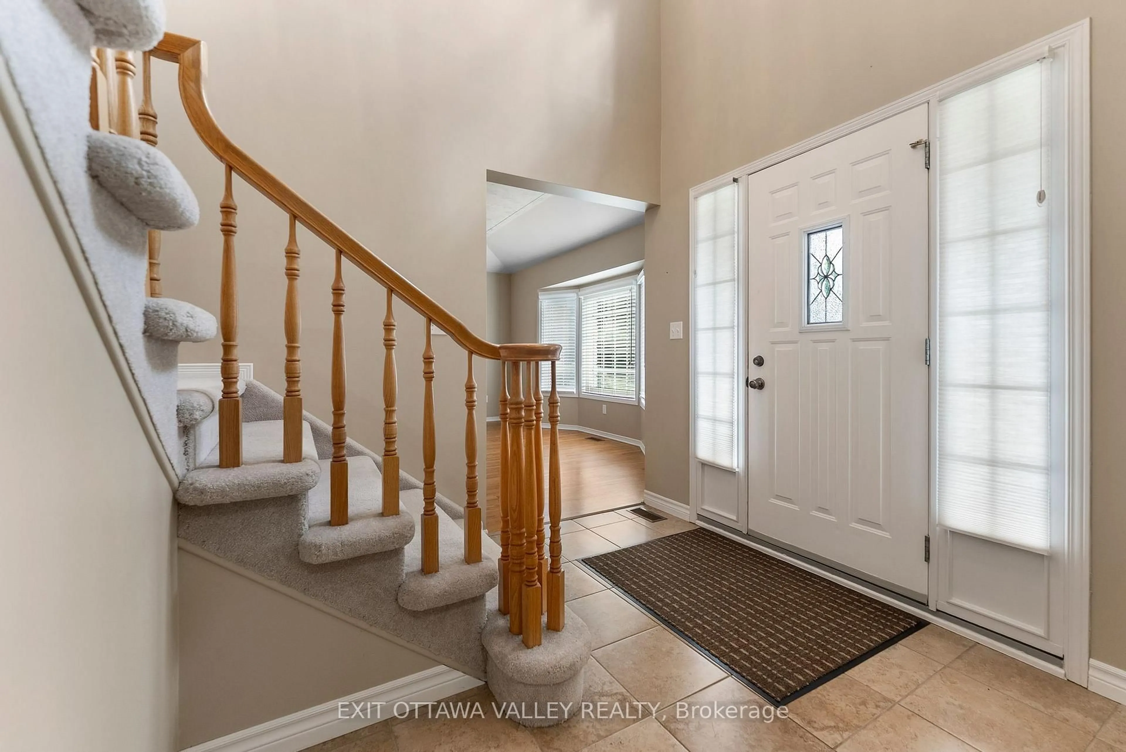 Indoor entryway for 127 Owens St, Pembroke Ontario K8A 8K1