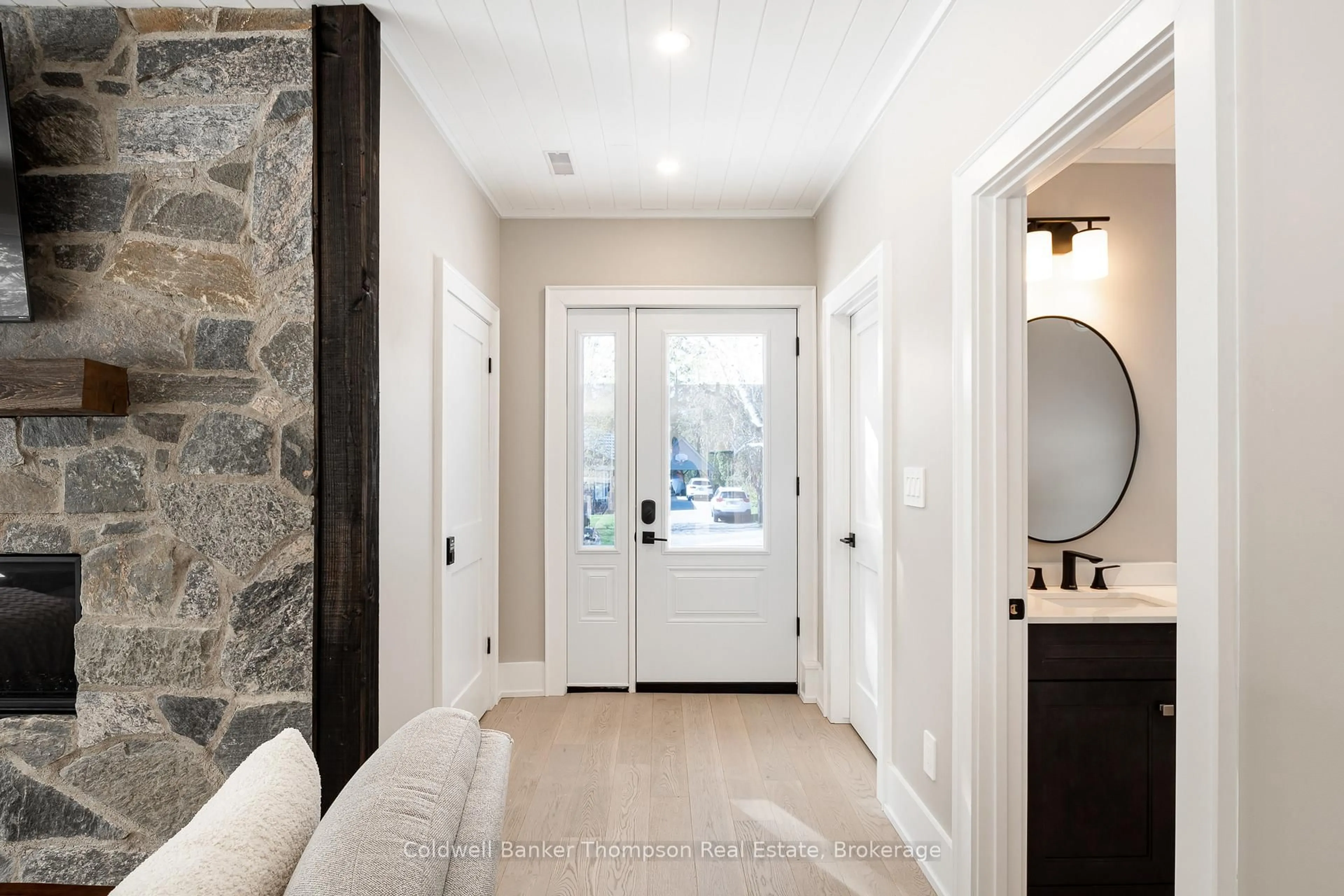 Indoor entryway for 32 Church St, Huntsville Ontario P1H 1G8