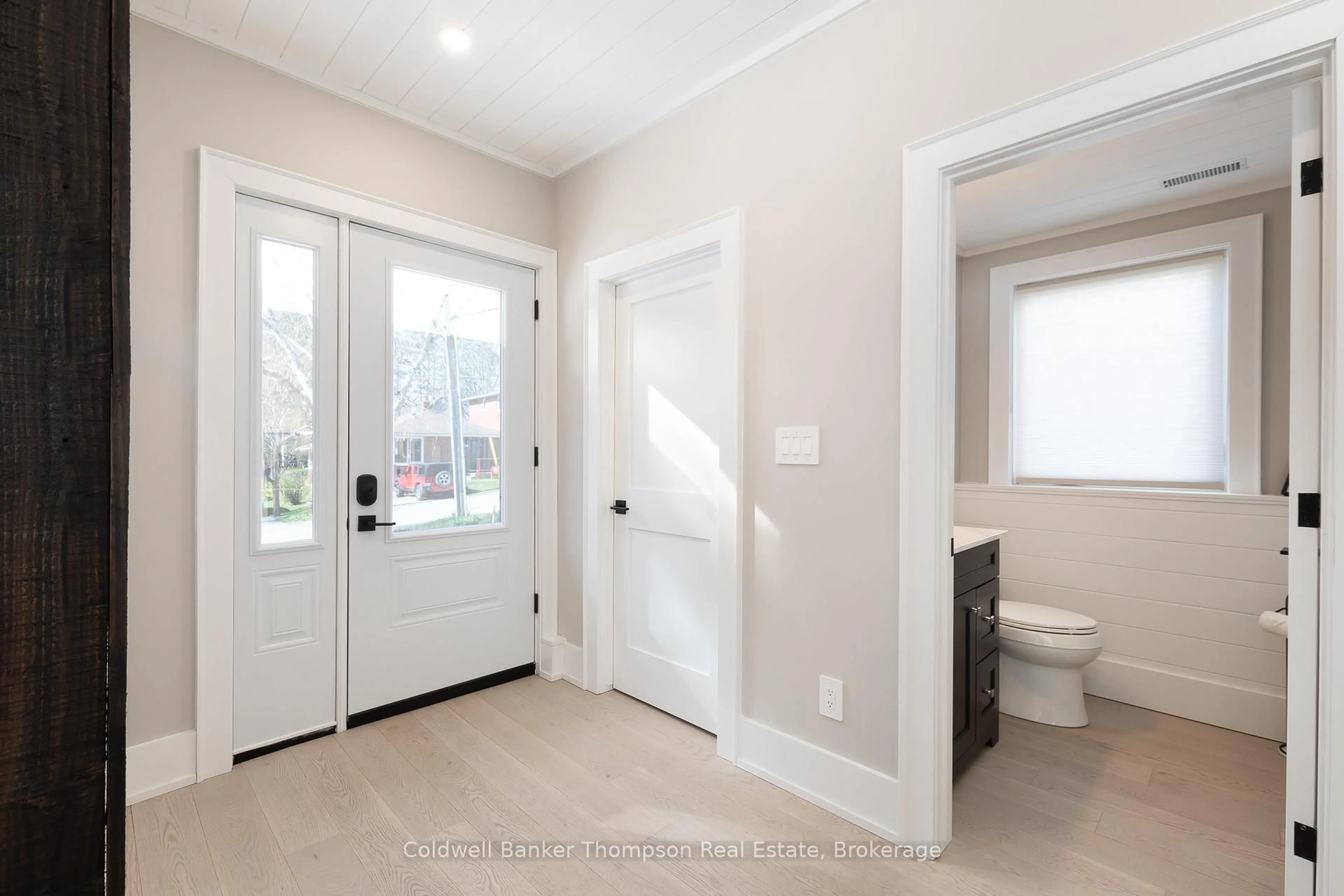 Indoor entryway for 32 Church St, Huntsville Ontario P1H 1G8