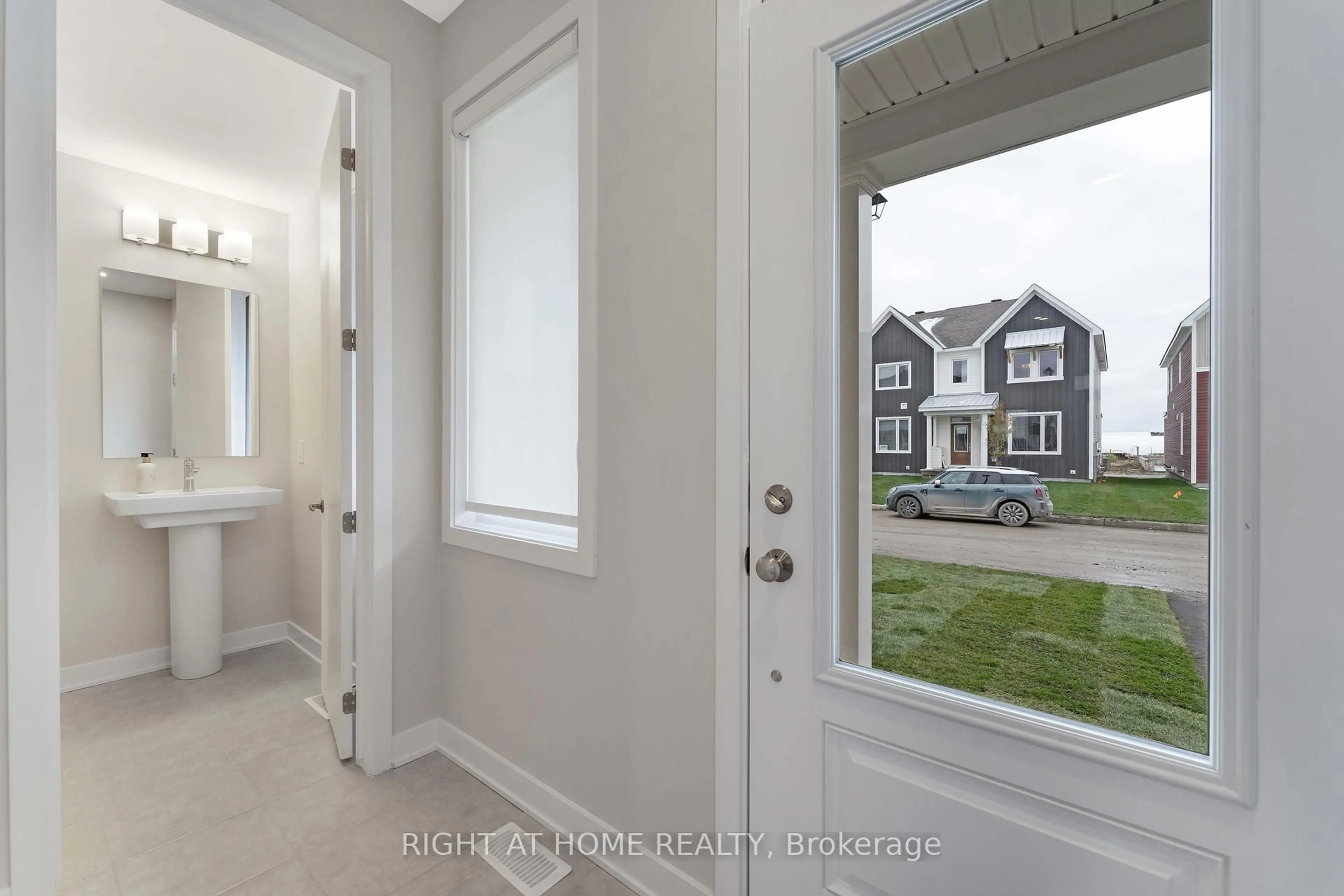 Indoor entryway for 30 Chasing Grve, Richmond Ontario K0A 2Z0