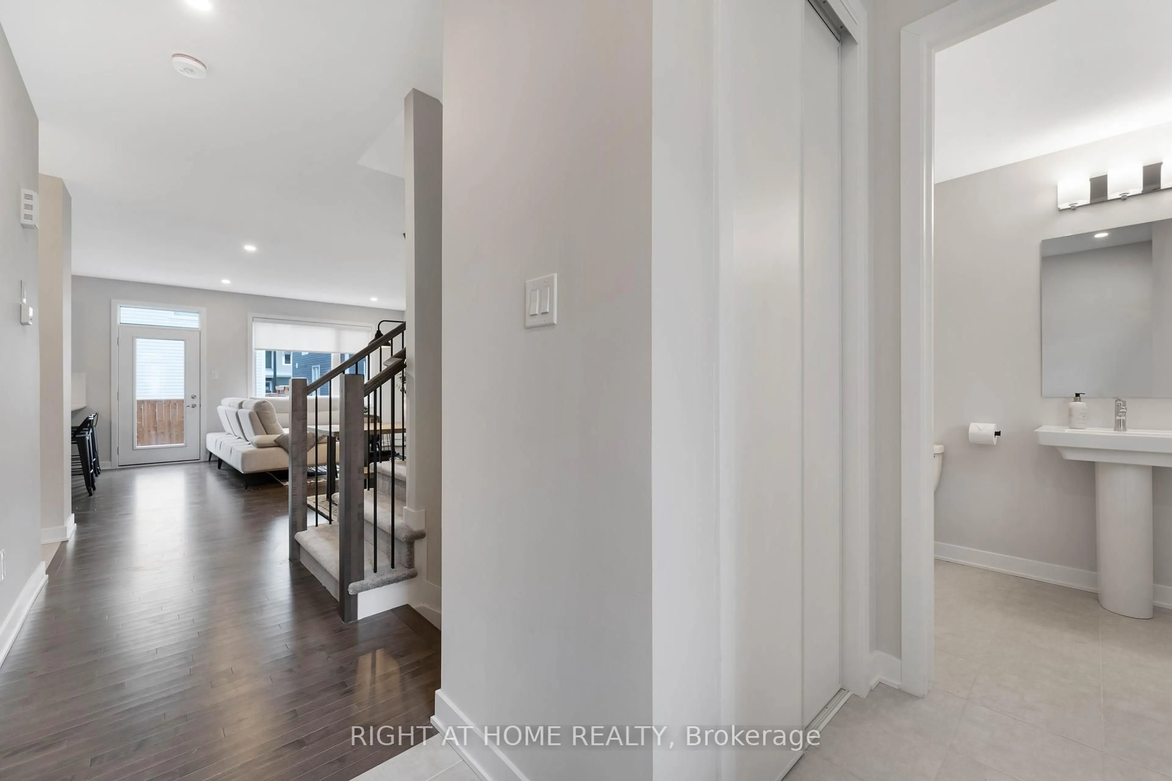 Indoor entryway for 30 Chasing Grve, Richmond Ontario K0A 2Z0