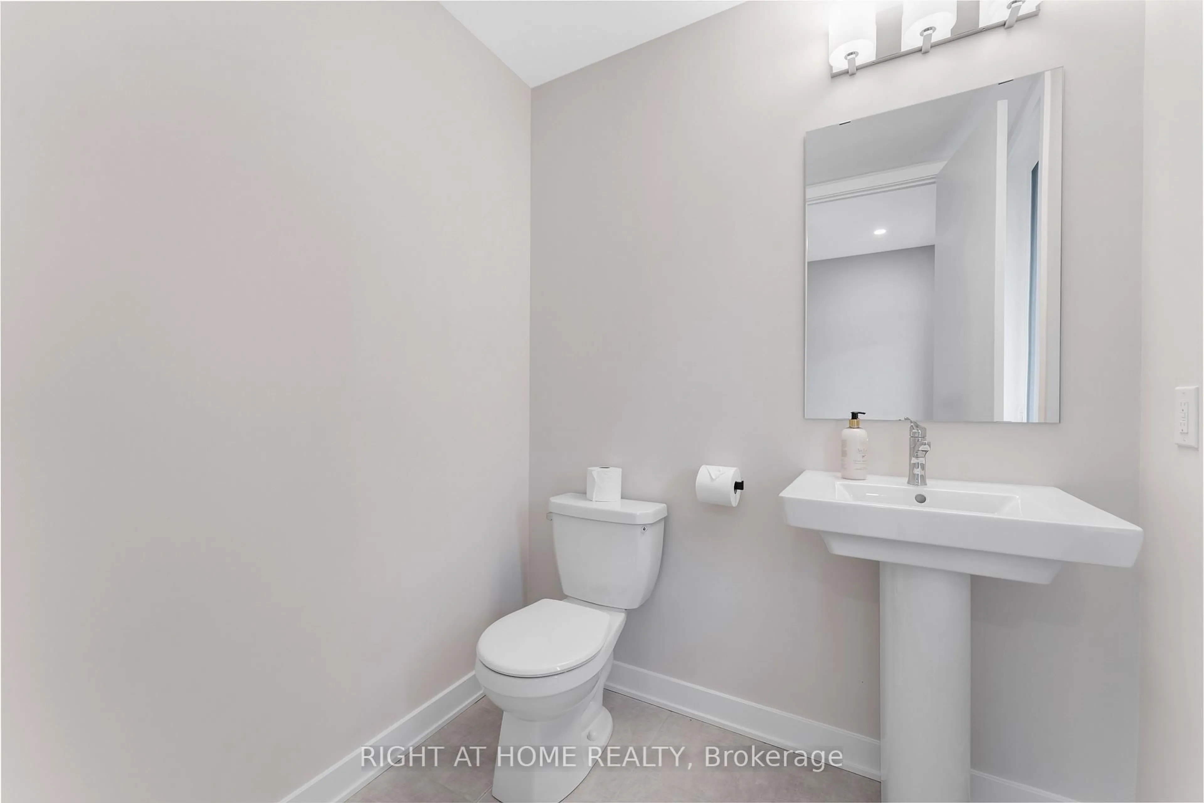 Standard bathroom, unknown for 30 Chasing Grve, Richmond Ontario K0A 2Z0
