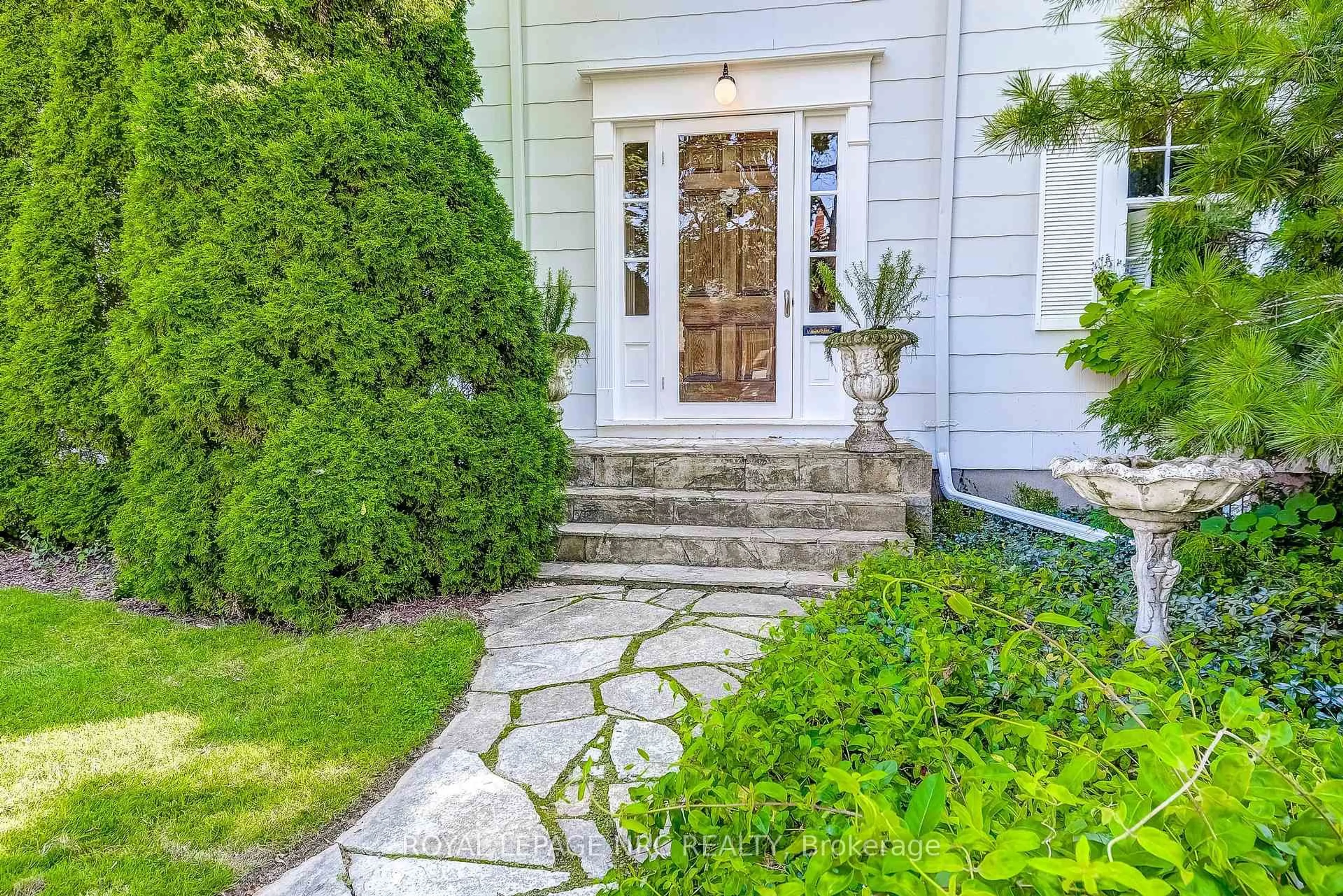 Indoor entryway for 2 Pinehill Rd, St. Catharines Ontario L2R 3R5
