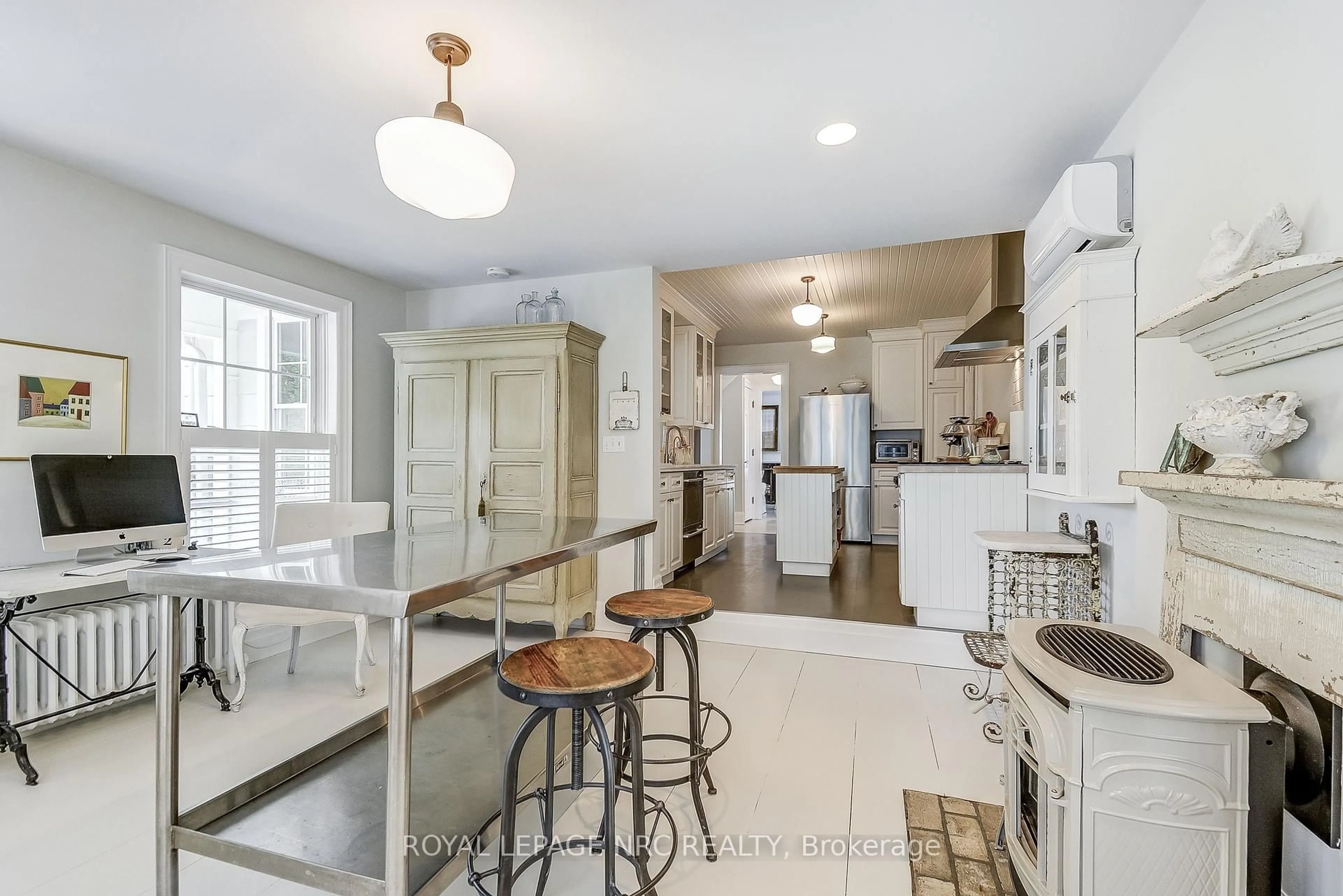 Open concept kitchen, ceramic/tile floor for 2 Pinehill Rd, St. Catharines Ontario L2R 3R5