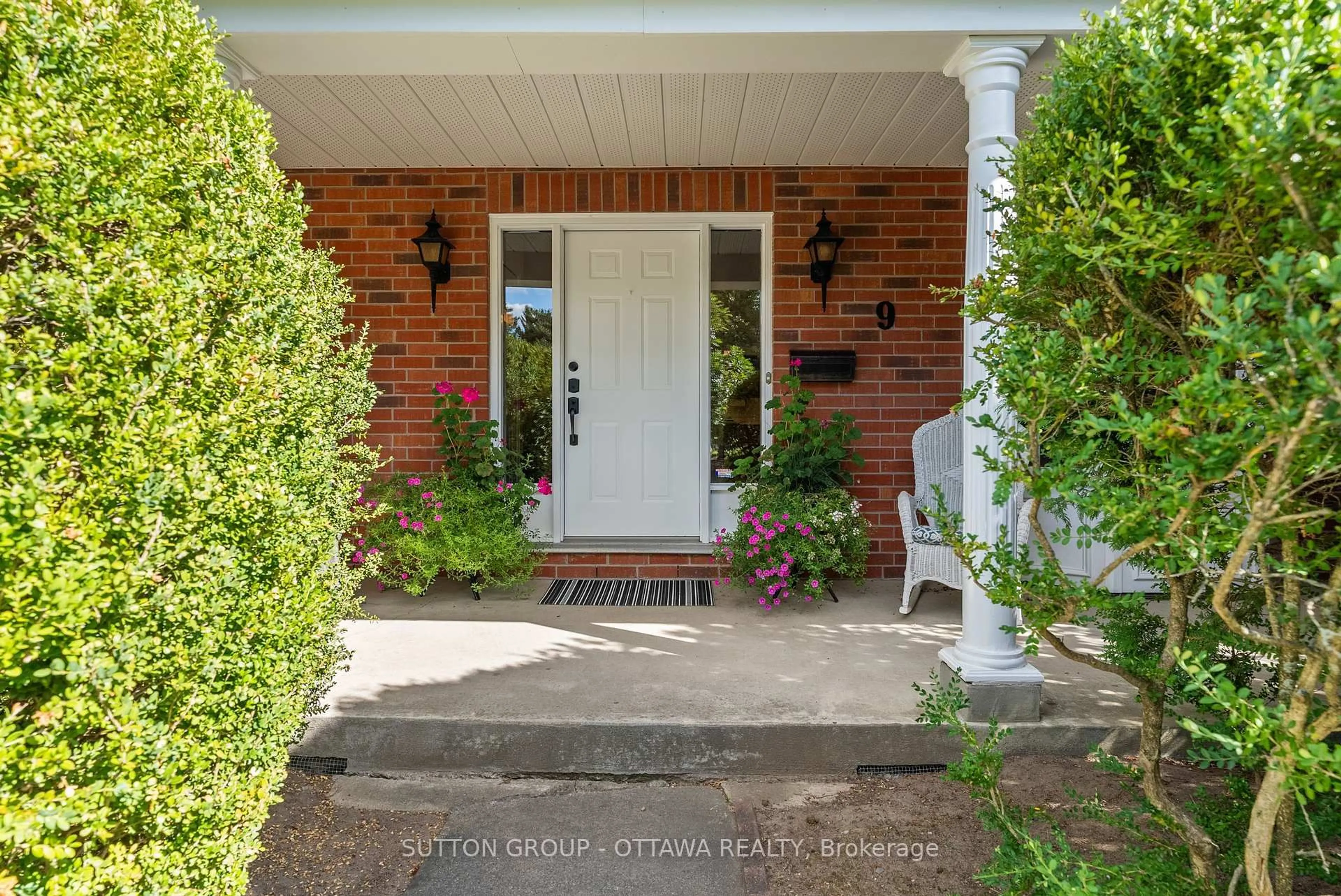 Indoor entryway for 9 Sundance Crt, Ottawa Ontario K2H 8T4