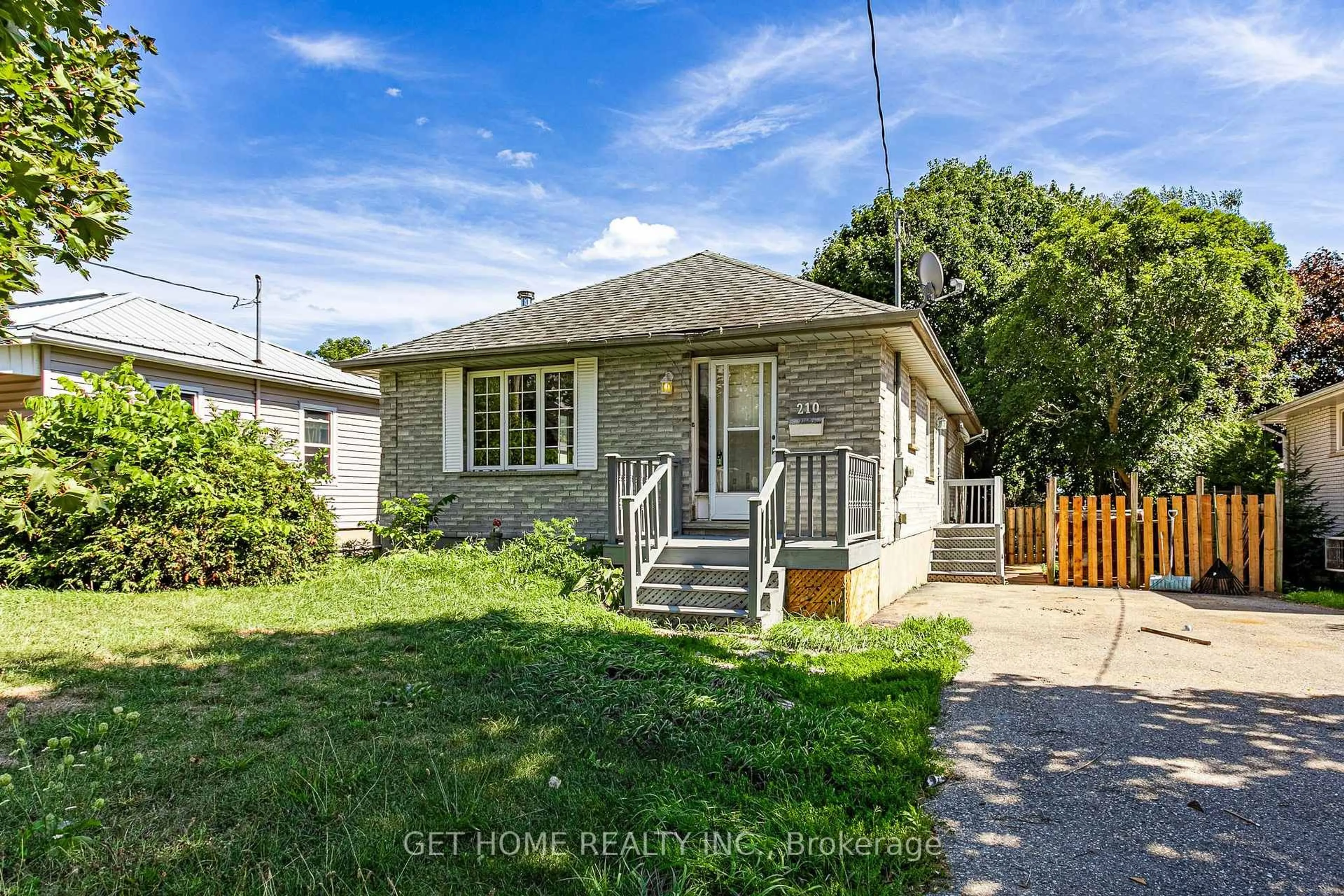 A pic from outside/outdoor area/front of a property/back of a property/a pic from drone, street for 210 King Hiram St, Ingersoll Ontario N5C 1L8