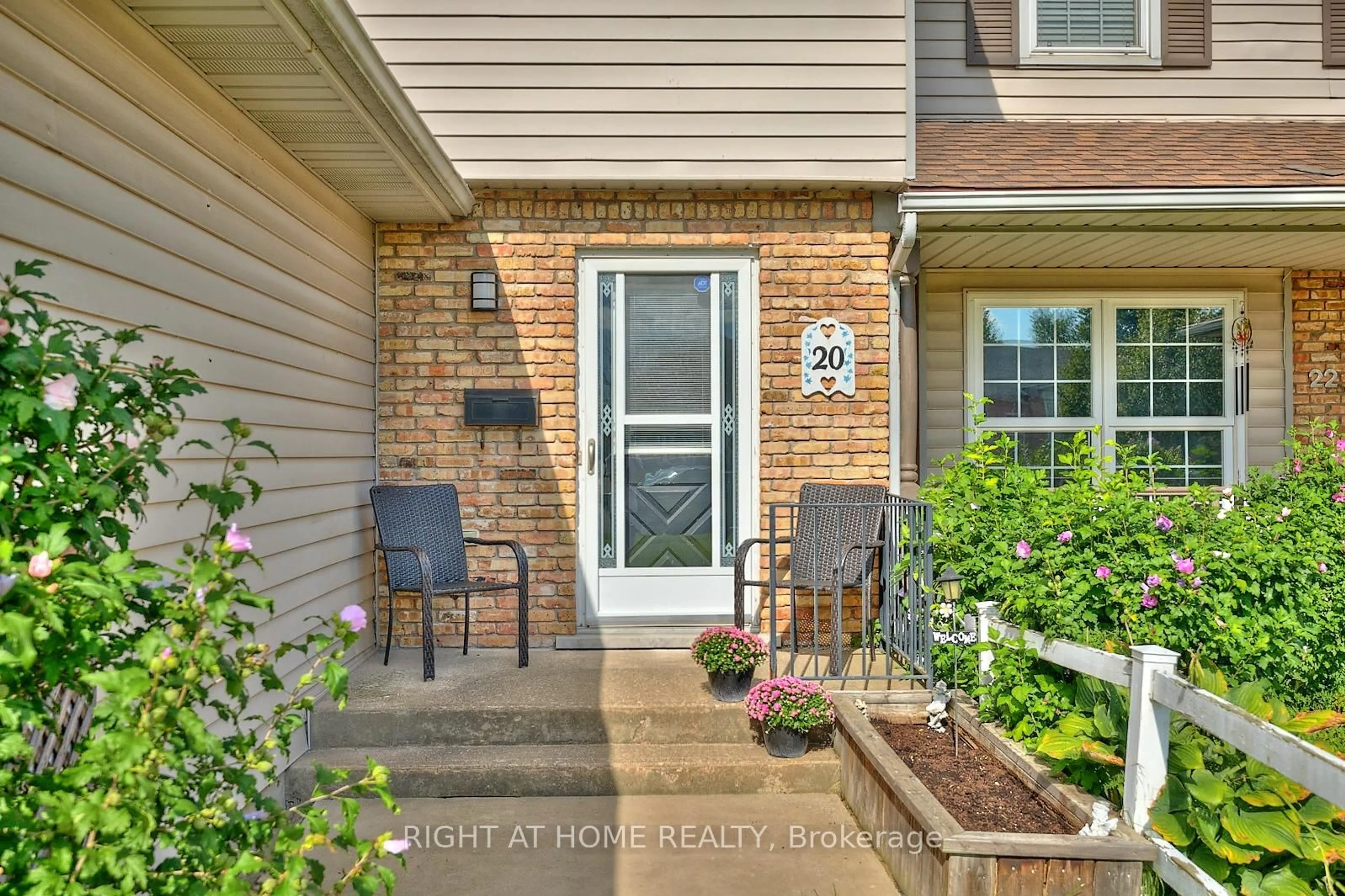 Indoor entryway for 20 Station St, Welland Ontario L3C 5K7