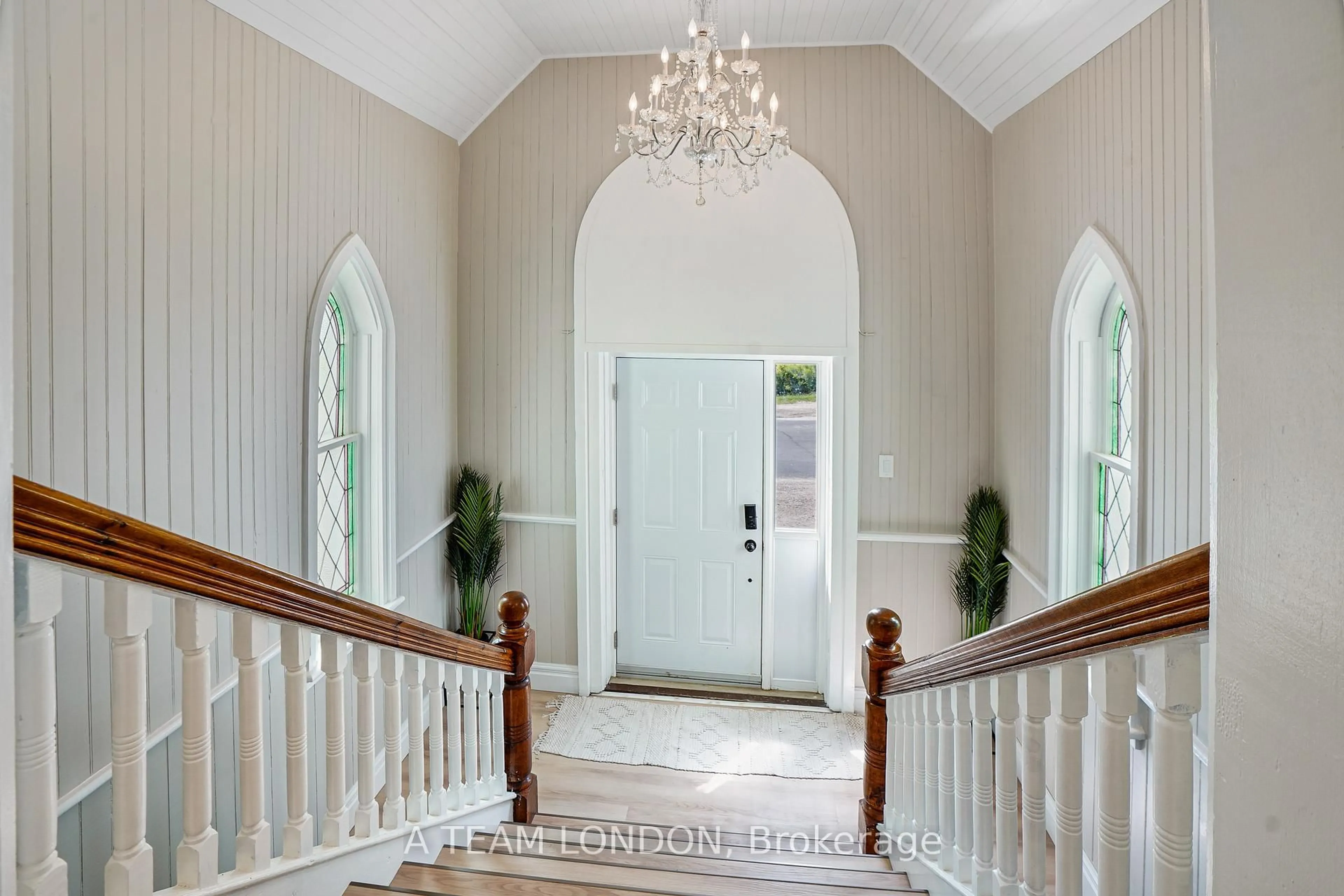 Indoor entryway for 10096 Iona Rd, Southwold Ontario N0L 1P0