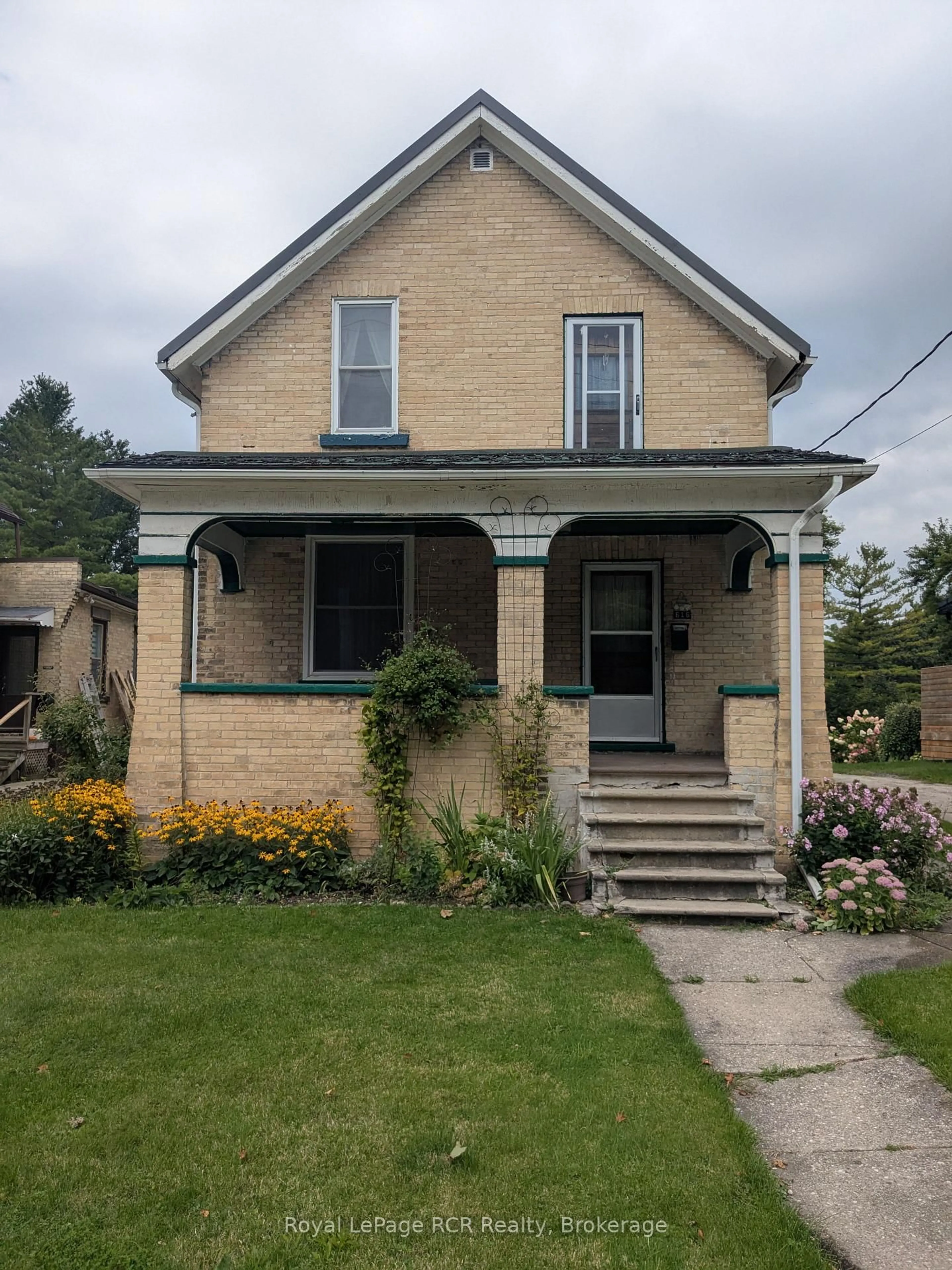 Home with vinyl exterior material, street for 616 9th Ave, Hanover Ontario N4N 2M8