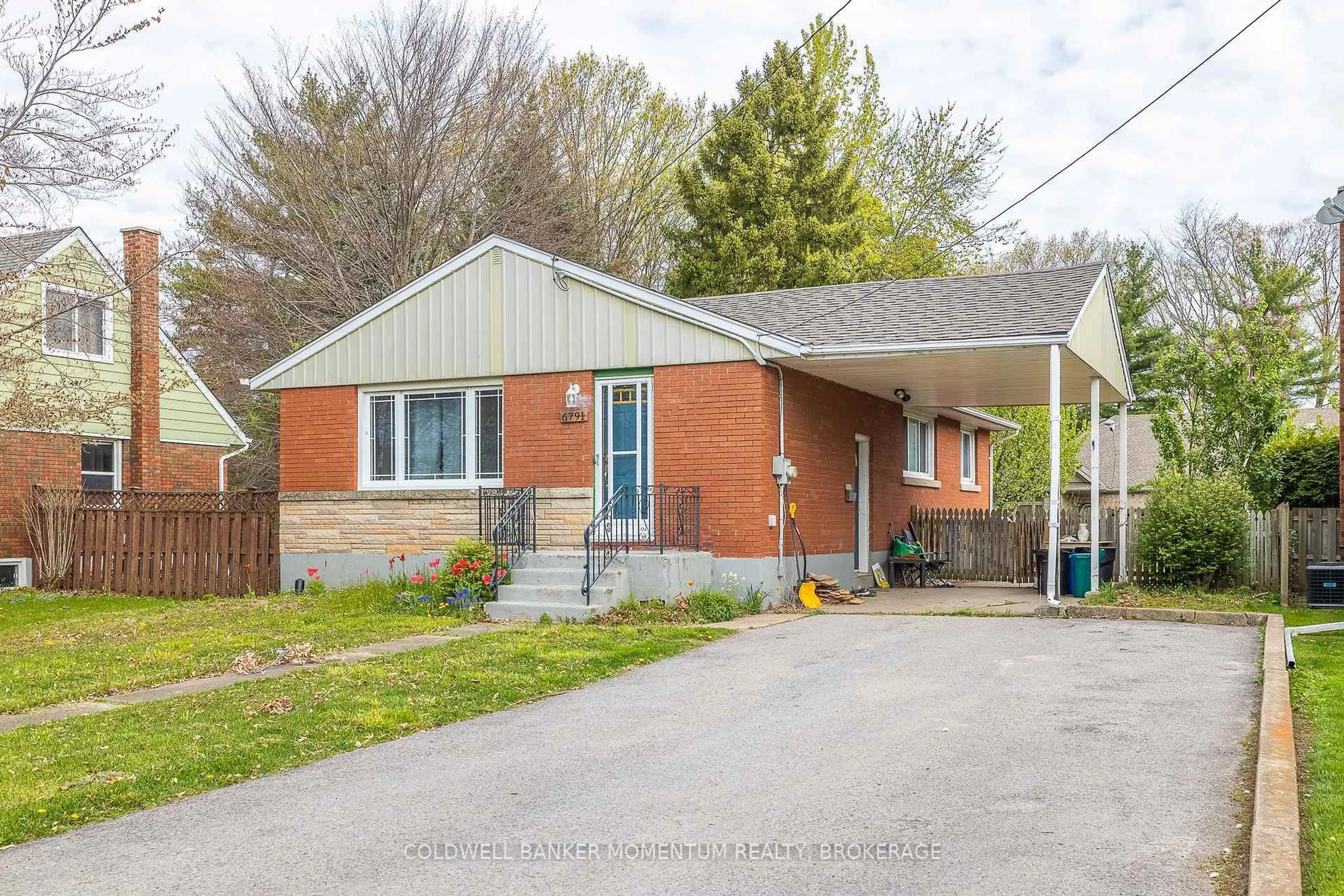 Home with brick exterior material, street for 6791 O'NEIL St, Niagara Falls Ontario L2J 1N3