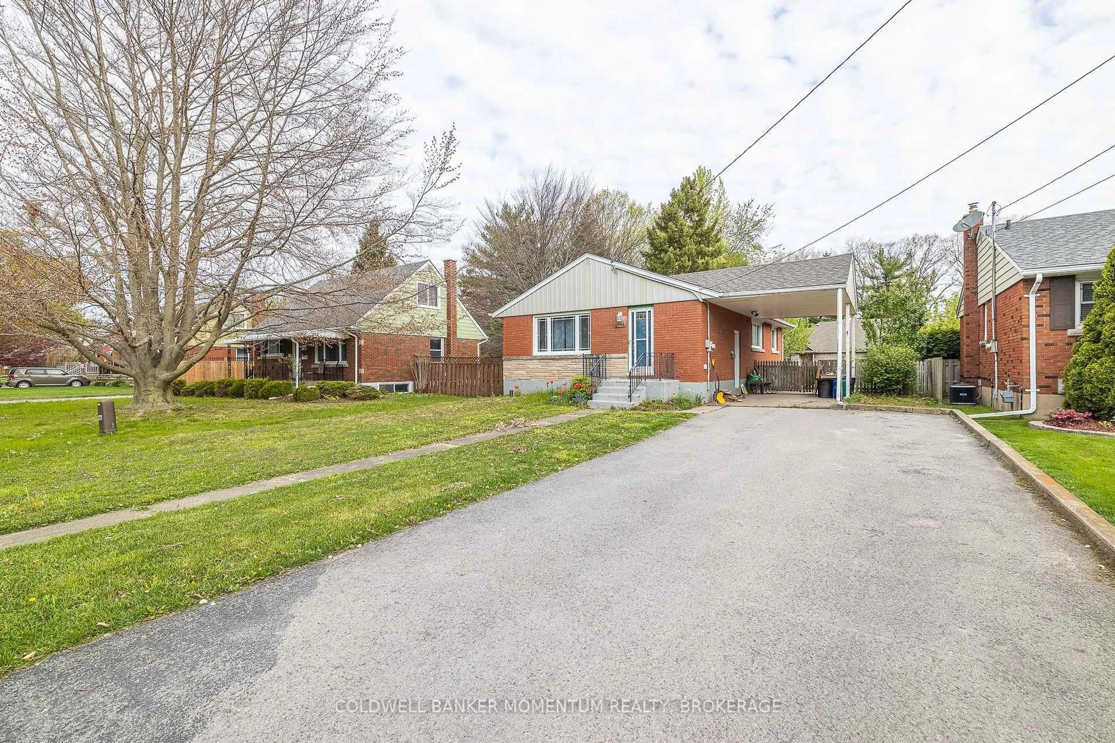 Home with brick exterior material, street for 6791 O'NEIL St, Niagara Falls Ontario L2J 1N3