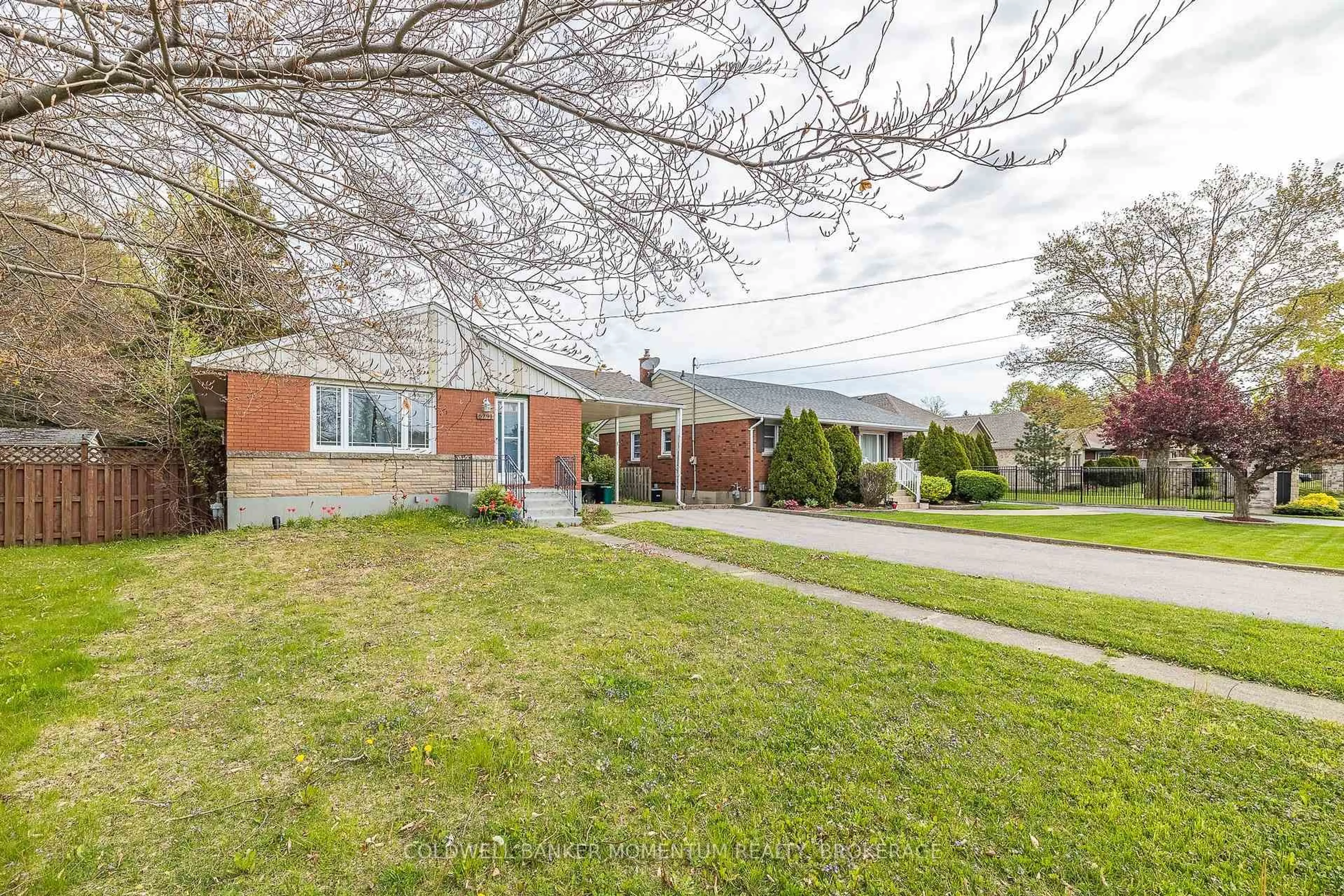 Home with brick exterior material, street for 6791 O'NEIL St, Niagara Falls Ontario L2J 1N3