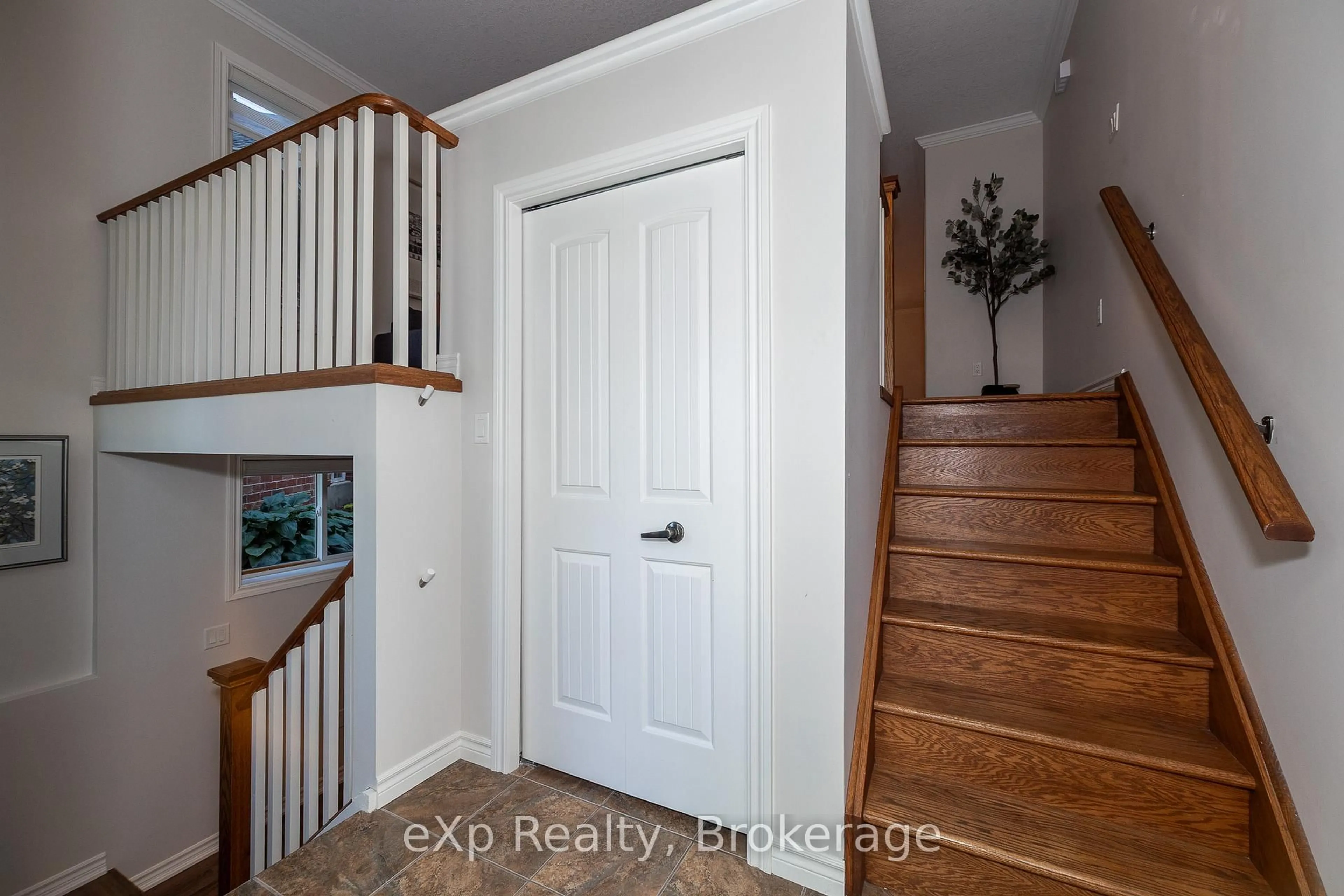 Indoor entryway for 941 5th A Ave, Owen Sound Ontario N4K 0C2