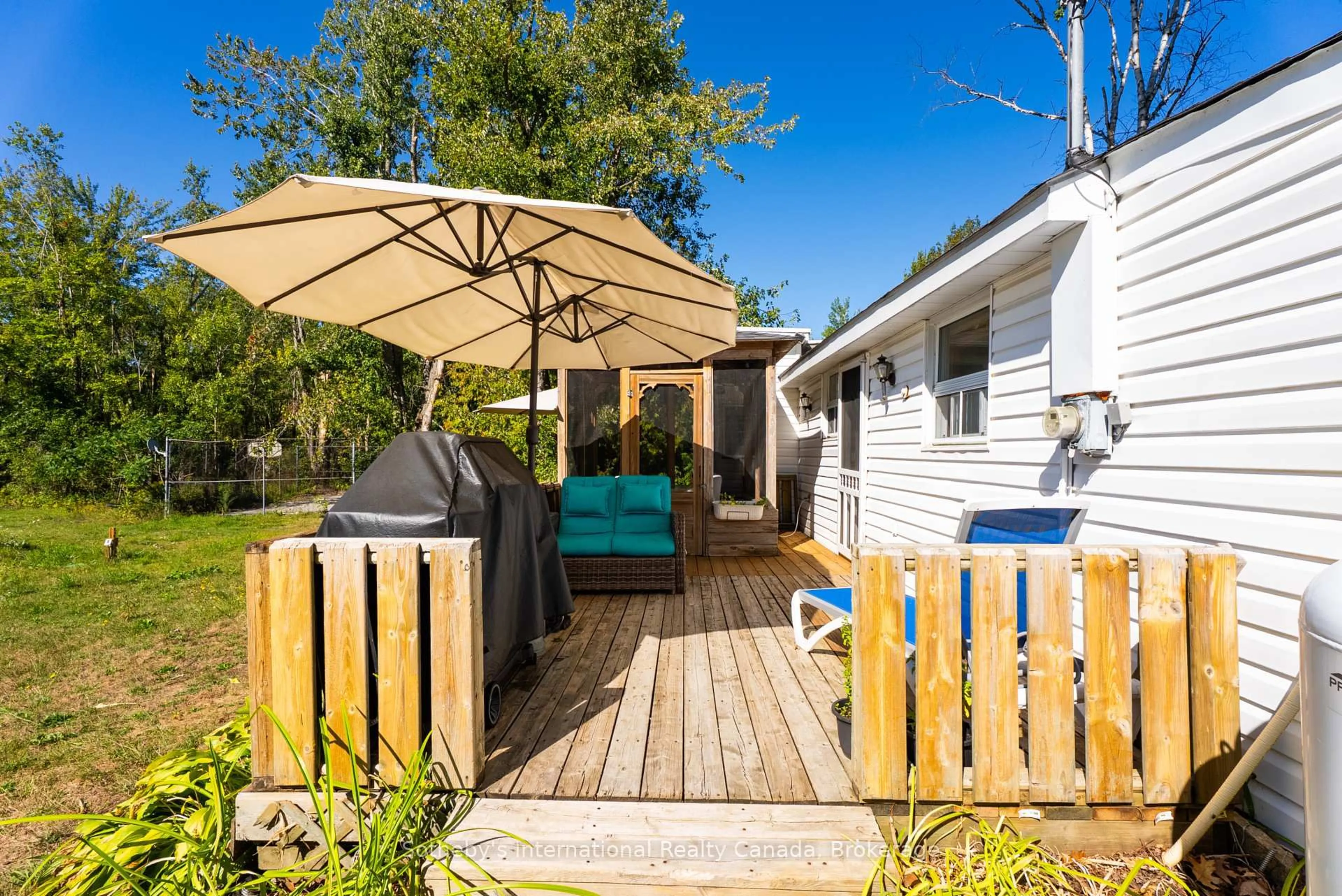 Patio, street for 1118 South Kahshe Lake Rd, Gravenhurst Ontario P1P 1G0