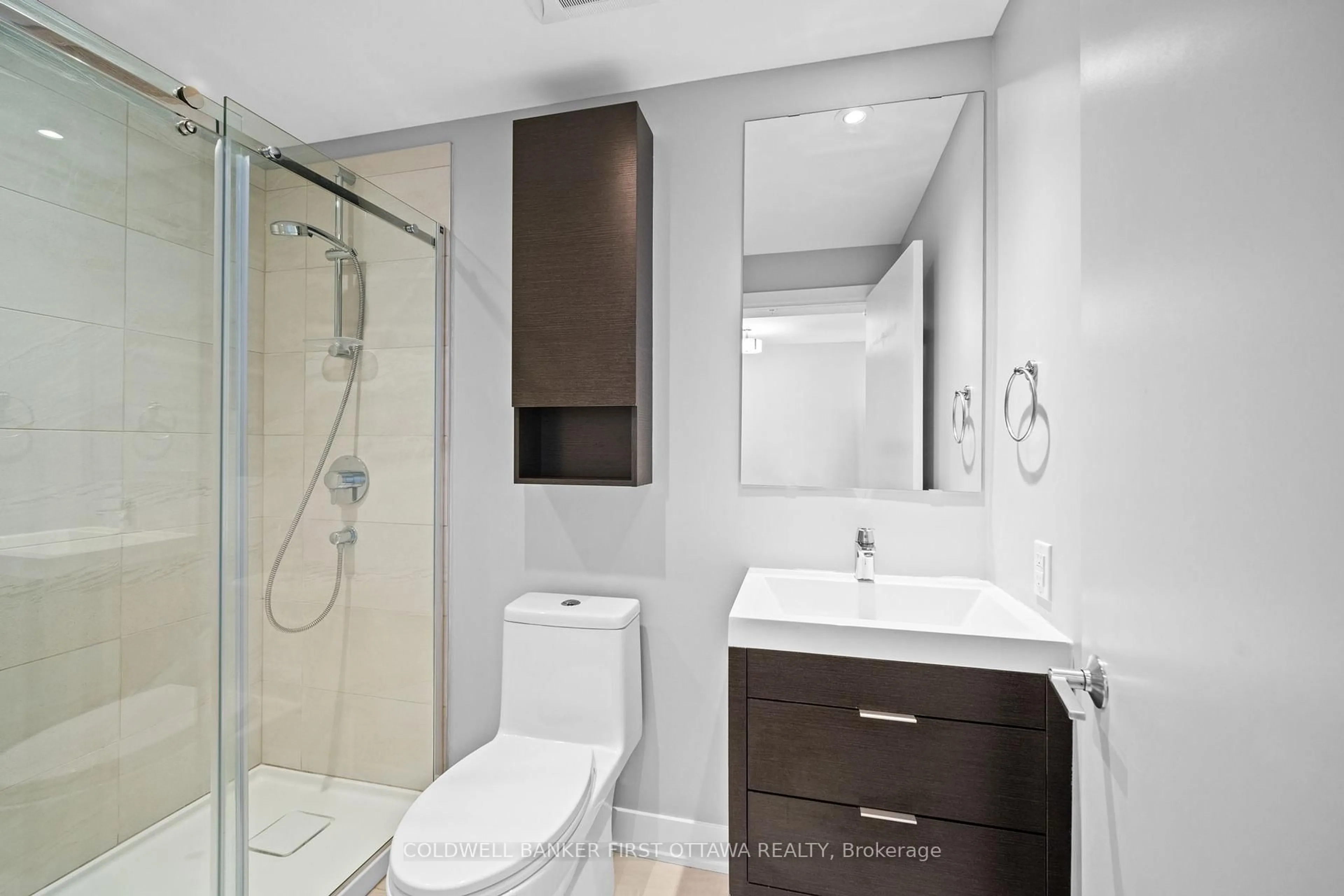 Standard bathroom, unknown for 20 DALY St #1605, Ottawa Ontario K1N 0C6
