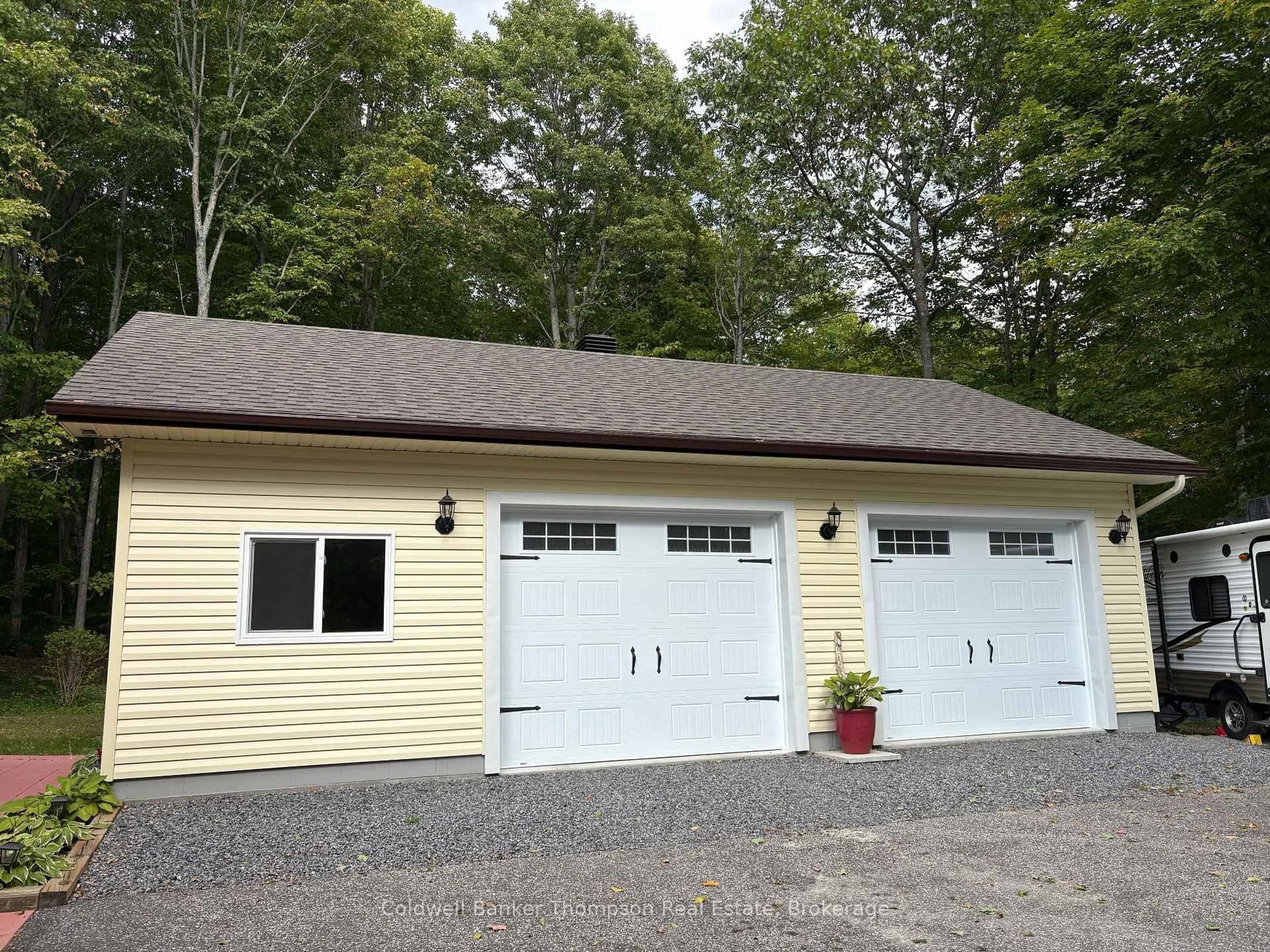 Indoor garage for 15 Birchwood Dr, Sundridge Ontario P0A 1Z0