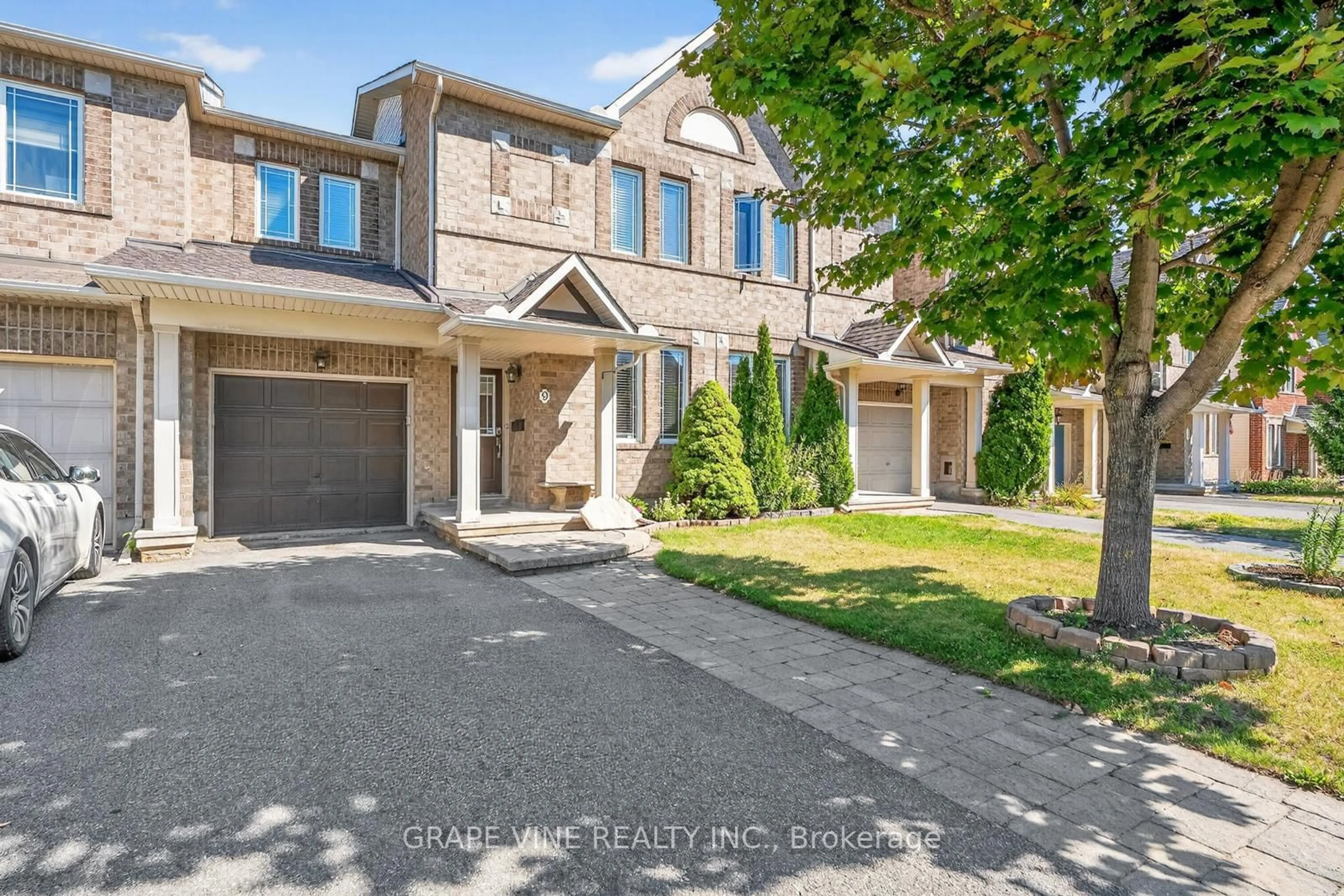 A pic from outside/outdoor area/front of a property/back of a property/a pic from drone, street for 9 Stoneleigh St, Ottawa Ontario K2G 7A2