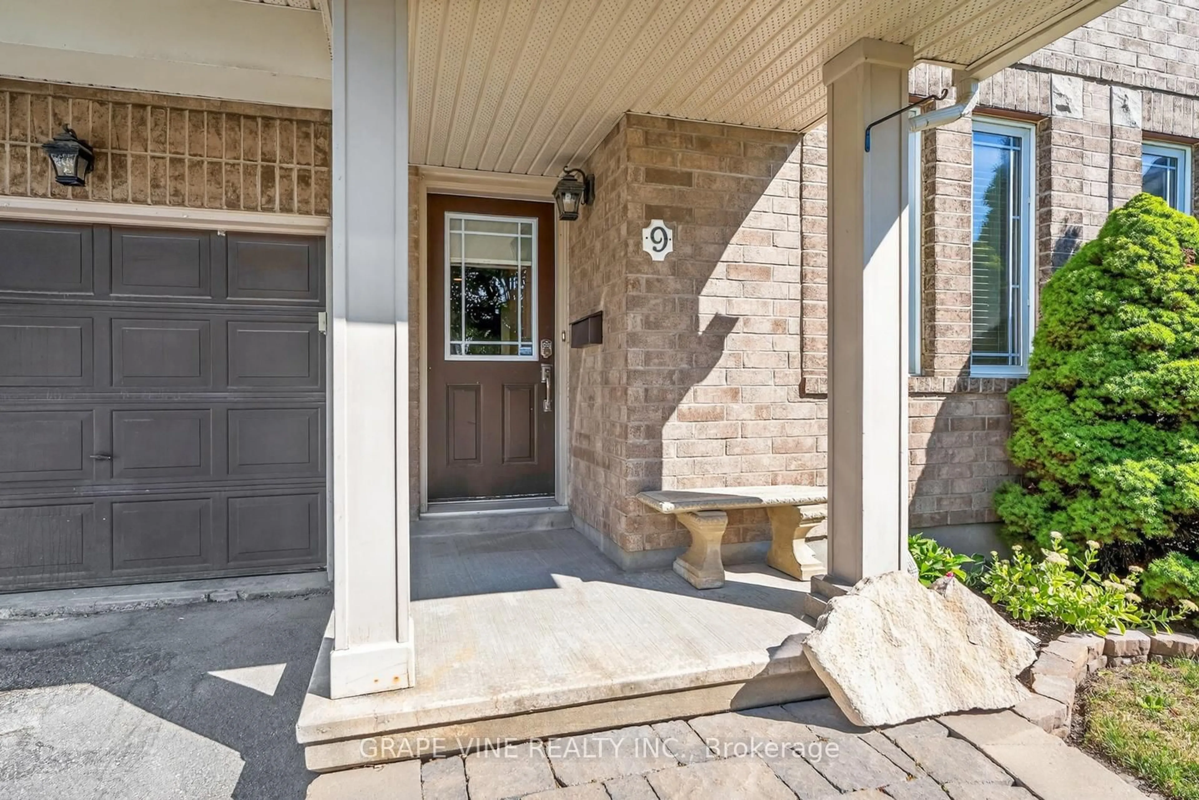 Unknown for 9 Stoneleigh St, Ottawa Ontario K2G 7A2