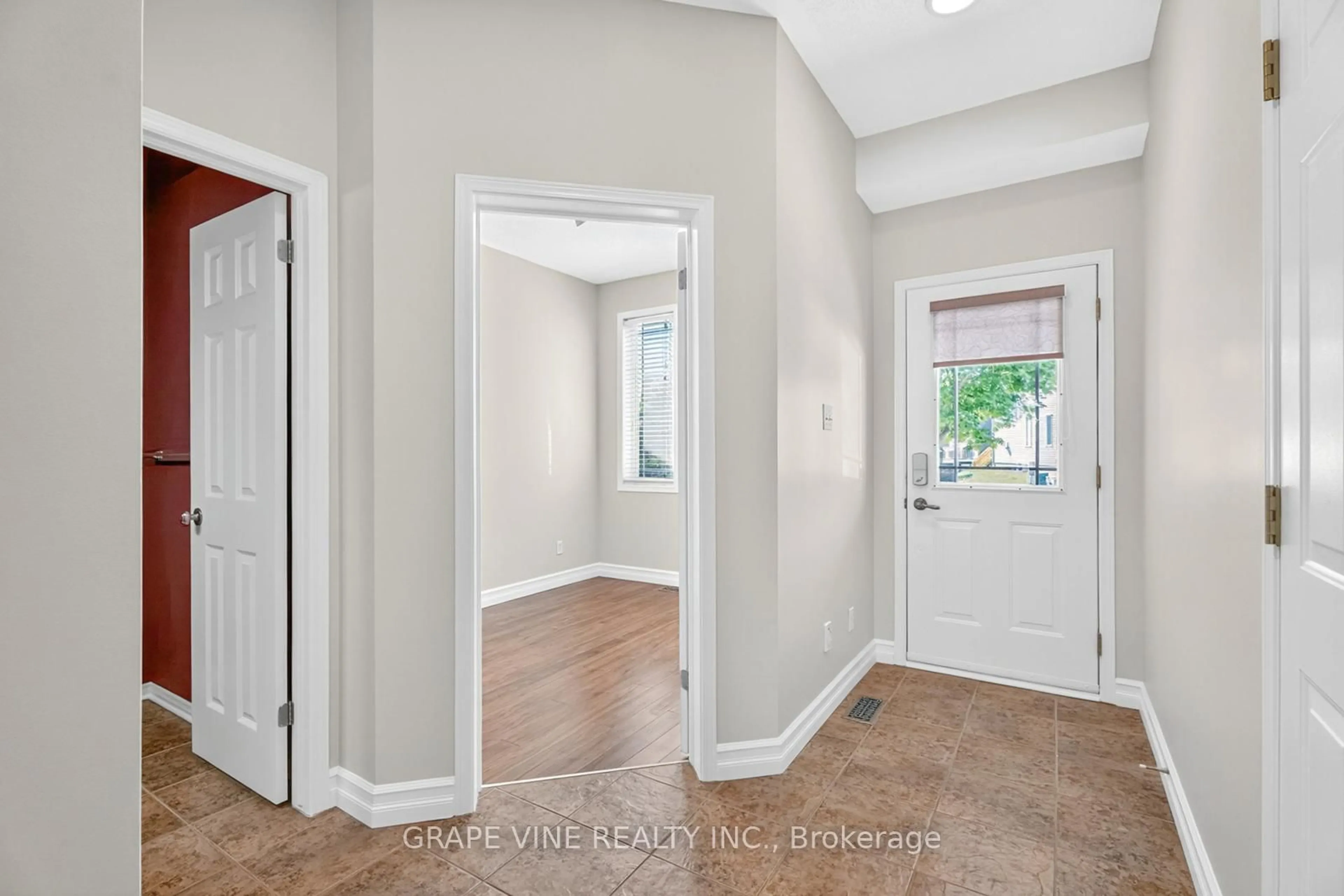Indoor entryway for 9 Stoneleigh St, Ottawa Ontario K2G 7A2
