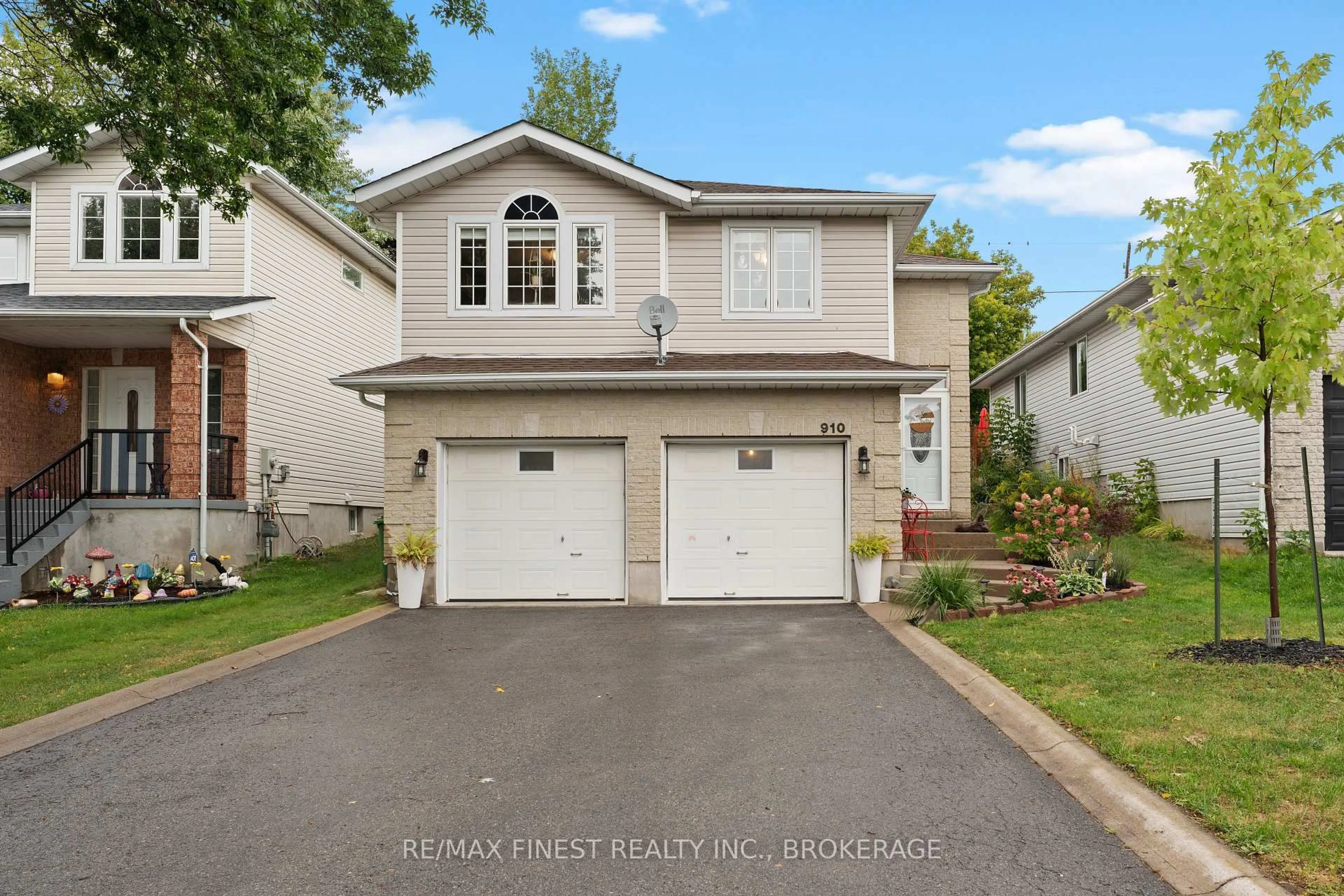 Home with vinyl exterior material, street for 910 LOMBARDY St, Kingston Ontario K7M 9C2