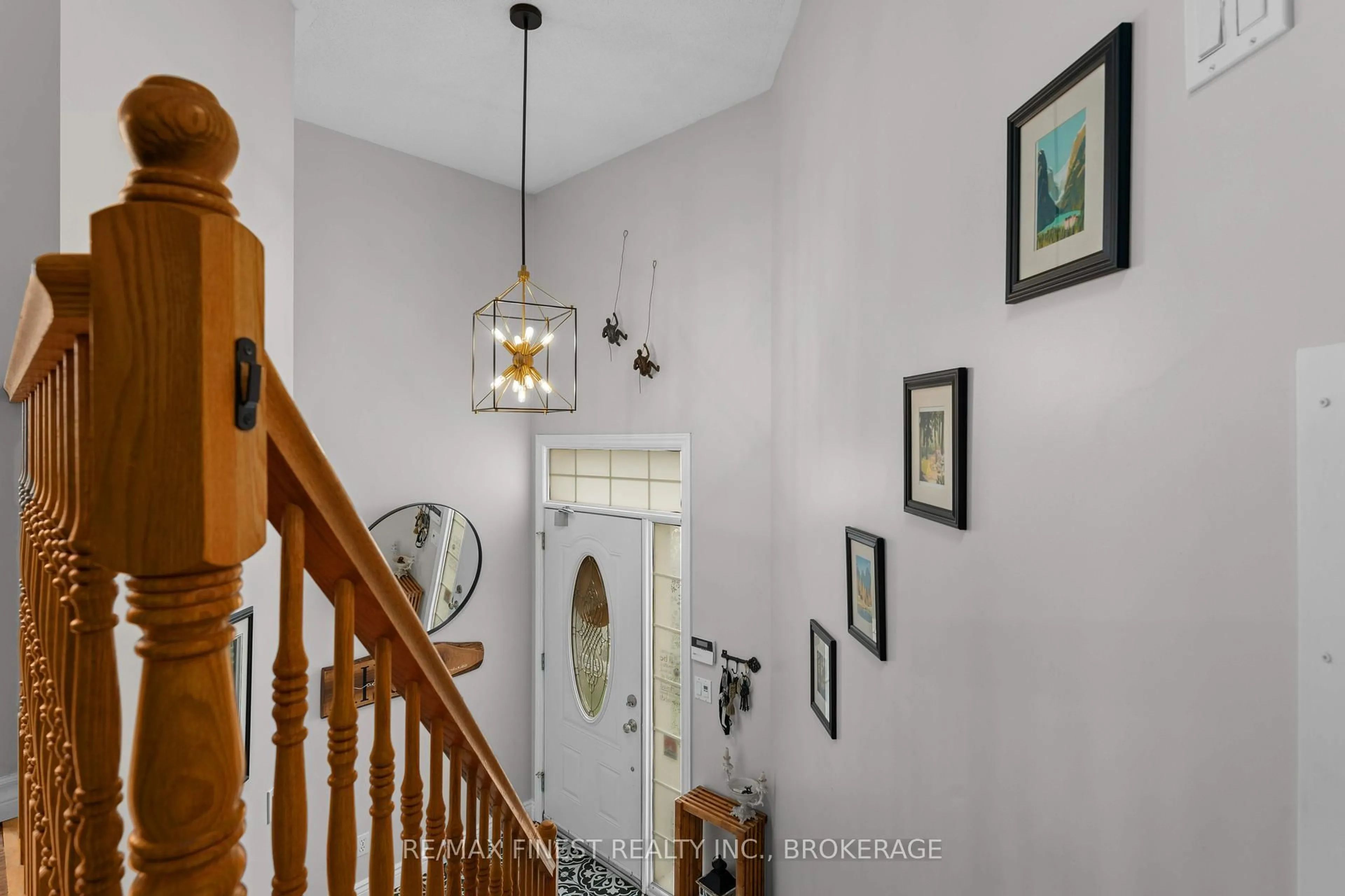 Indoor foyer for 910 LOMBARDY St, Kingston Ontario K7M 9C2