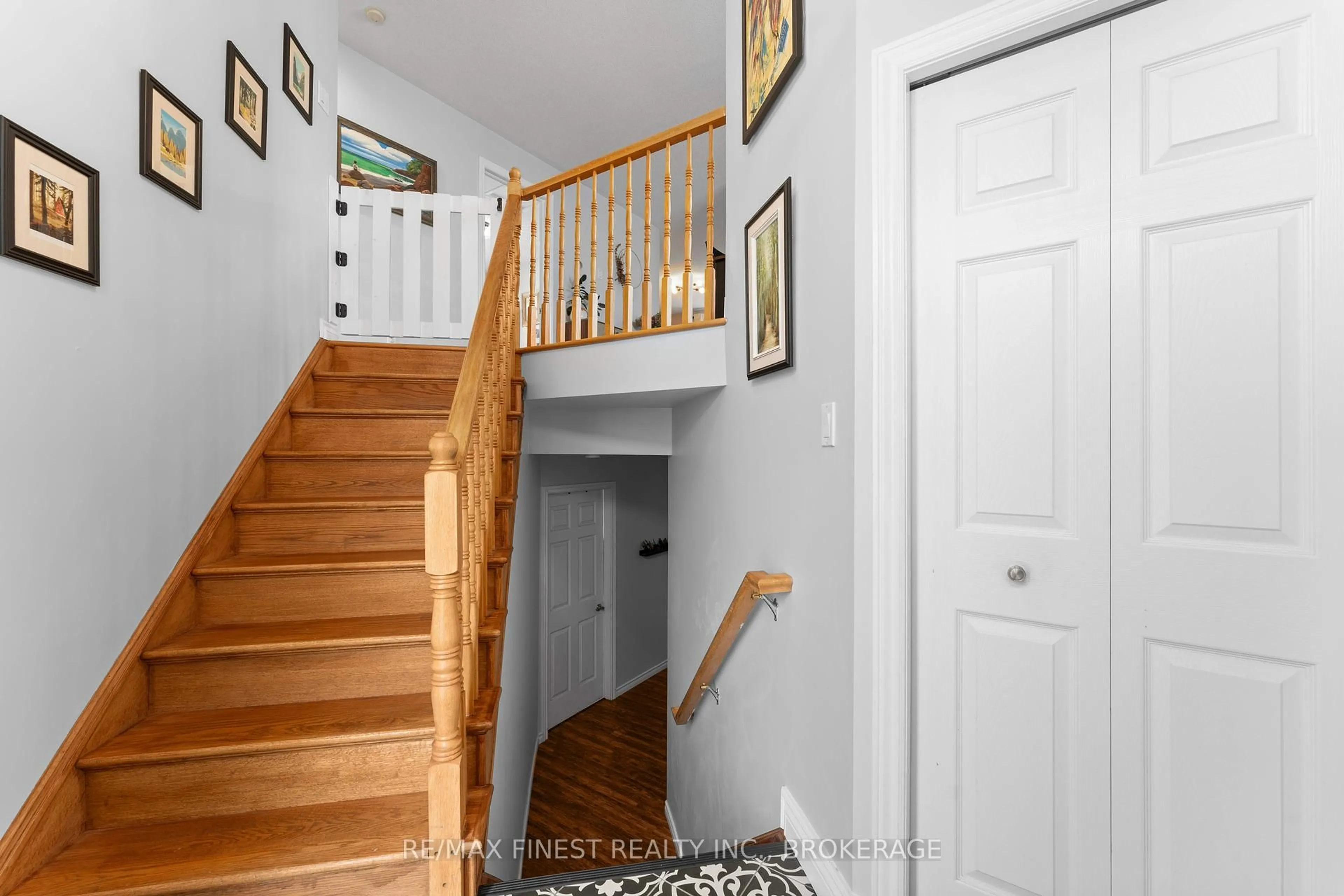 Indoor entryway for 910 LOMBARDY St, Kingston Ontario K7M 9C2