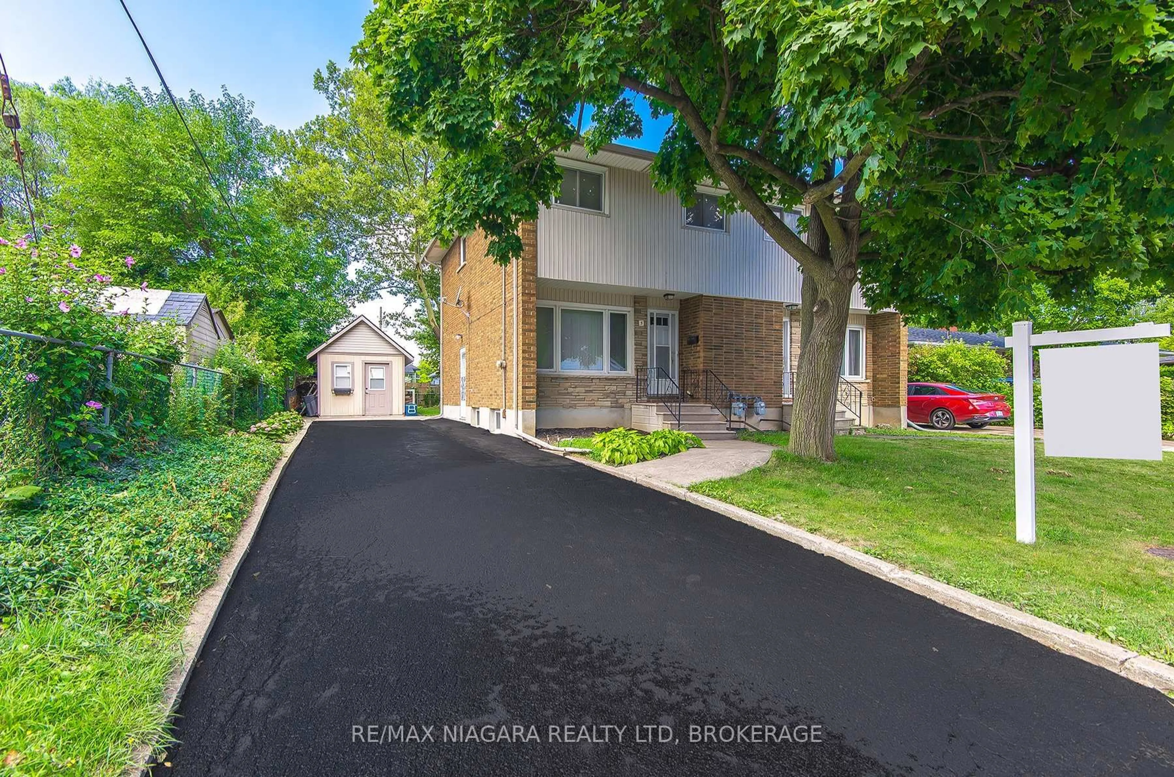 A pic from outside/outdoor area/front of a property/back of a property/a pic from drone, street for 5 Glen Ave, St. Catharines Ontario L2S 1L2