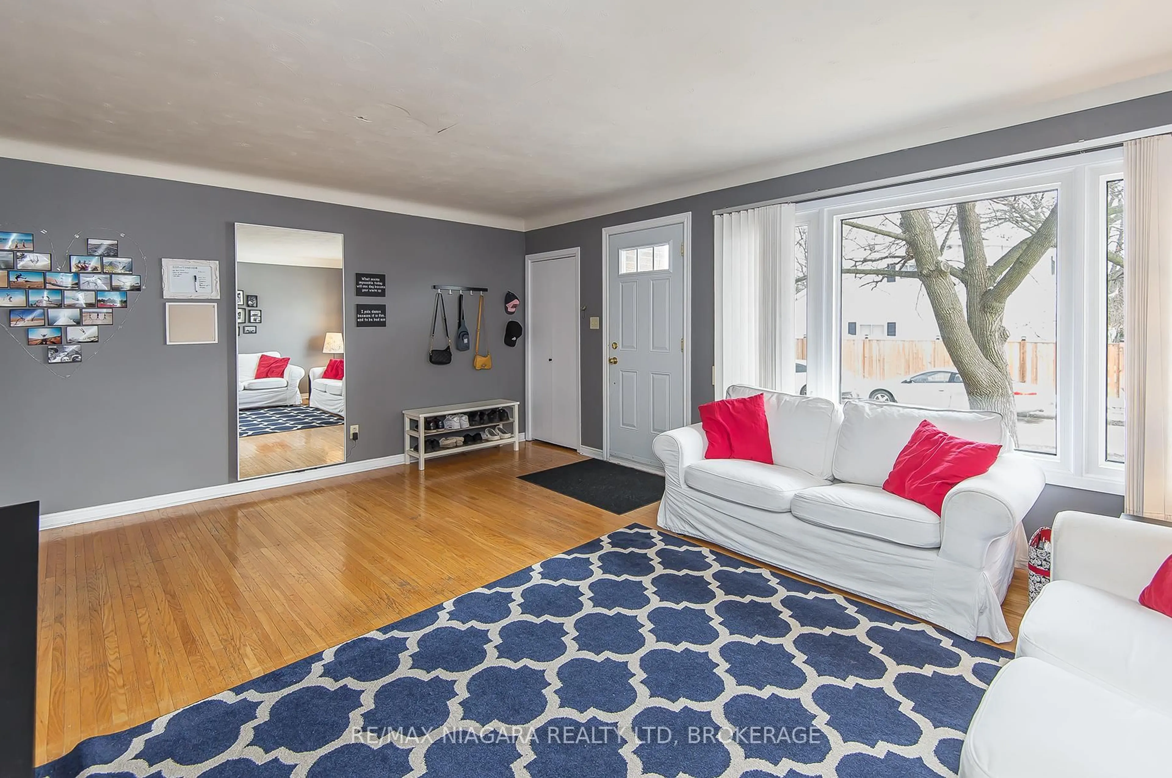 Living room with furniture, unknown for 5 Glen Ave, St. Catharines Ontario L2S 1L2