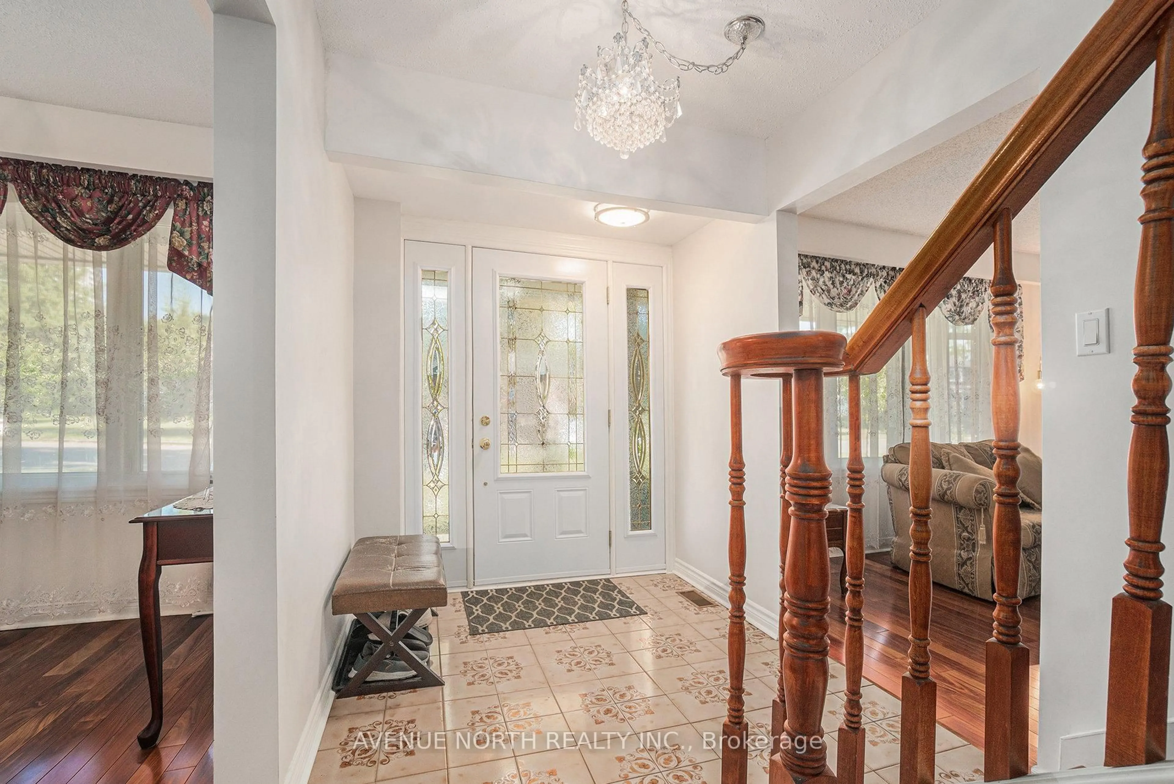 Indoor entryway for 235 Lincoln Heights Rd, Ottawa Ontario K2B 5L7