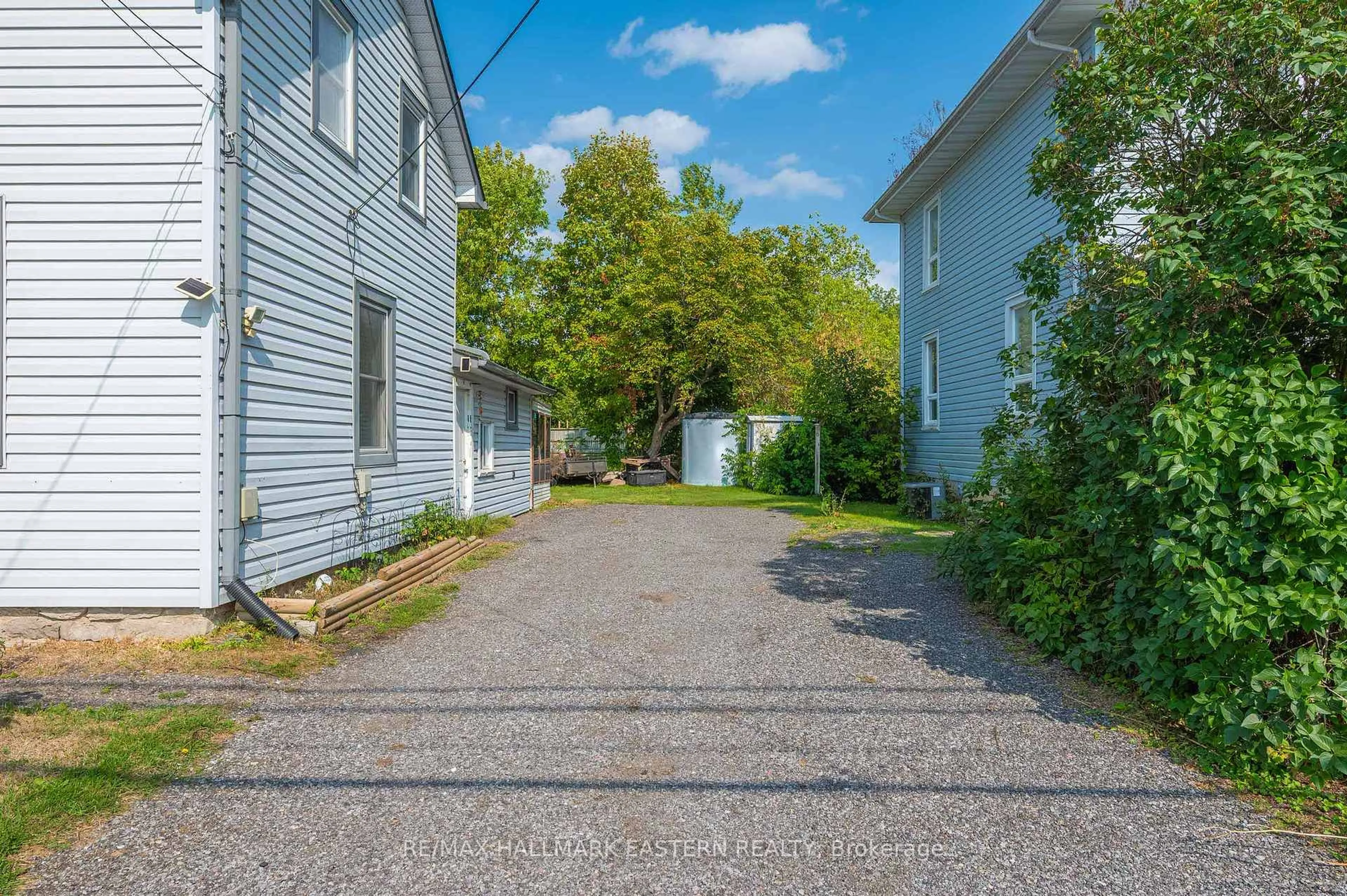 Patio, street for 140 Concession St, Selwyn Ontario K0L 2H0