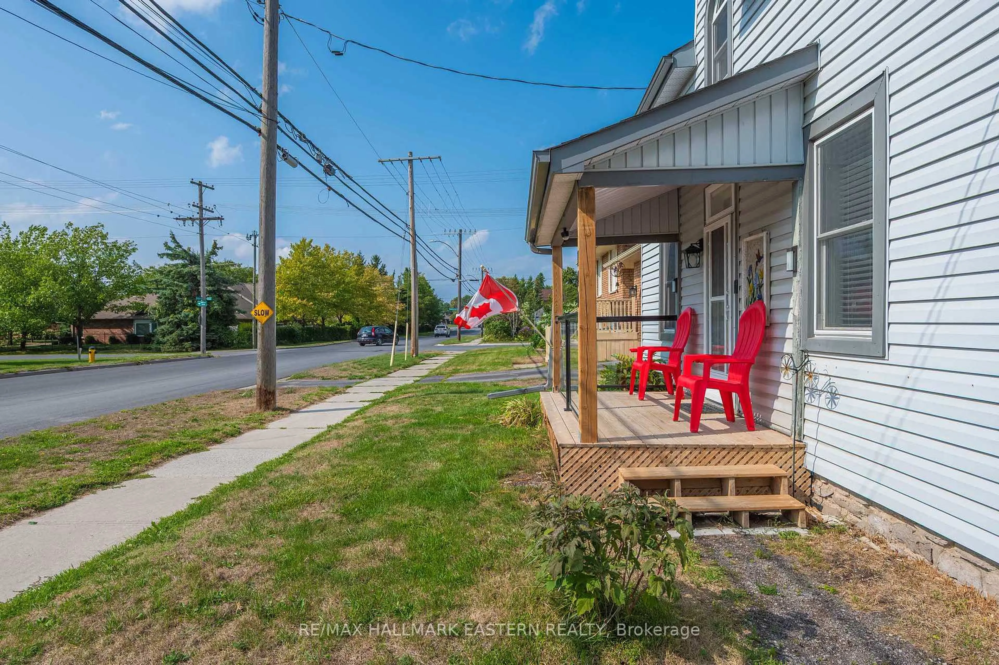 Patio, street for 140 Concession St, Selwyn Ontario K0L 2H0